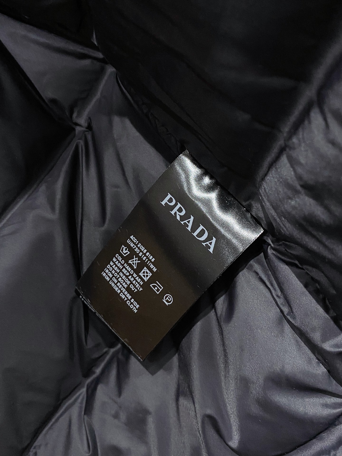 普拉达 2025秋冬新款羽绒服 原版1:1订制五金配件全进口原版定制 欢迎专柜对比 绝对的高品质 采用国