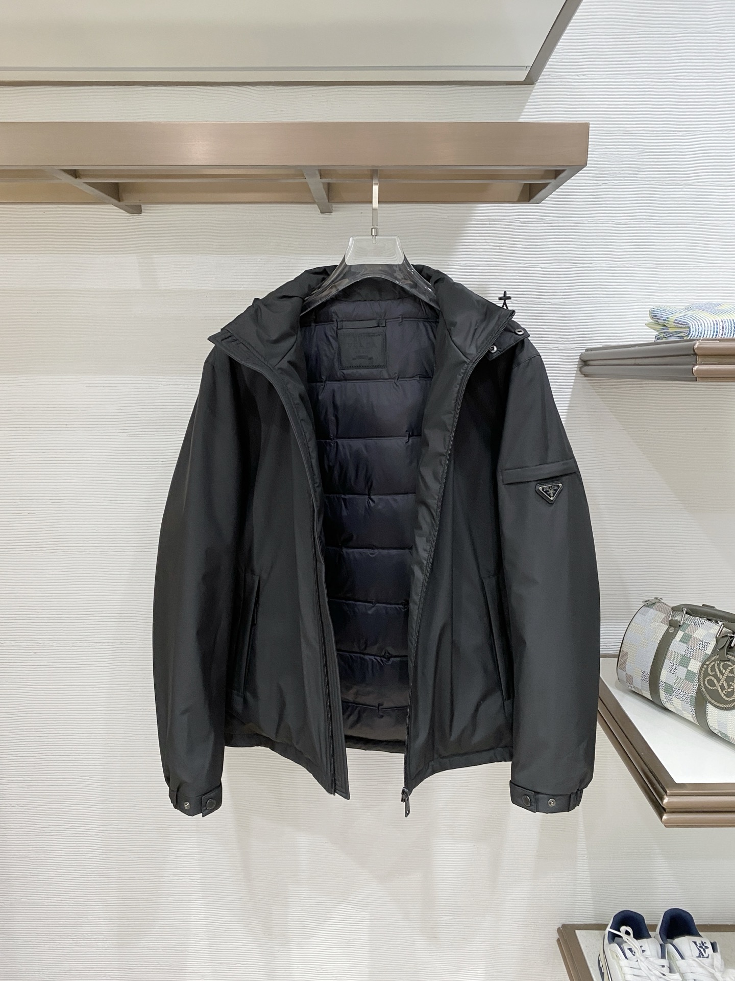 普拉达 2025秋冬新款羽绒服 原版1:1订制五金配件全进口原版定制 欢迎专柜对比 绝对的高品质 采用国