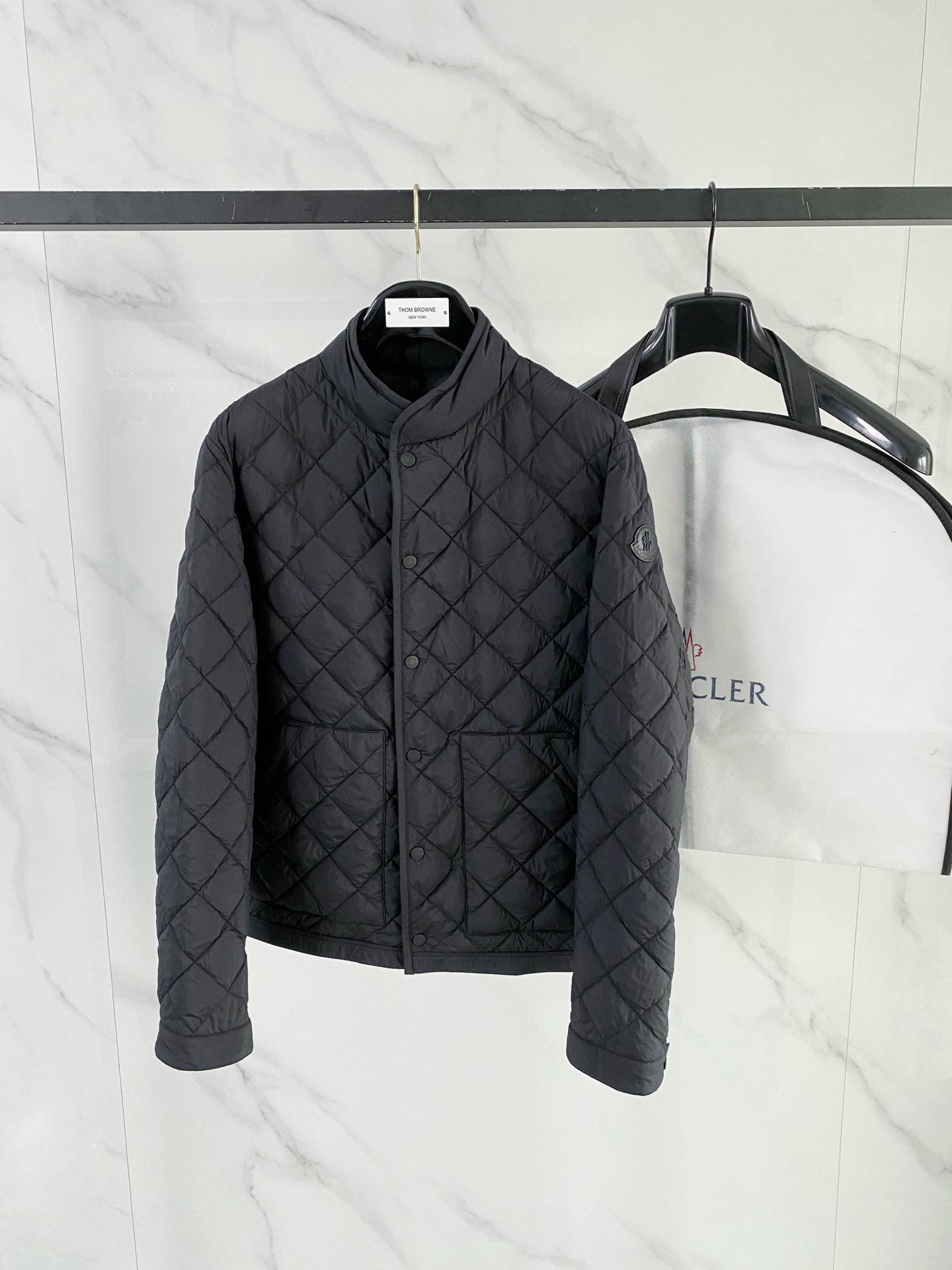 NO:684815,25 autumn and winter new products are released. The goose down with a masked stand collar and a full-body rhombus pattern is shipped. It is super difficult to make. All originals are purchased. All fabrics and details must achieve the effect. There are three colors, and one navy blue will be shipped soon. Sizes 1-6 will be shipped soon. Hurry up and buy it. Moncler1986090925秋冬新品发布,蒙口立领全身菱形格航线鹅绒出货,超级难做,全部原版购入,所有面料及细节必须达到效果,三个颜色,还有一个藏青色马上出货1-6码,抓紧入,,Moncler,,Men's clothing