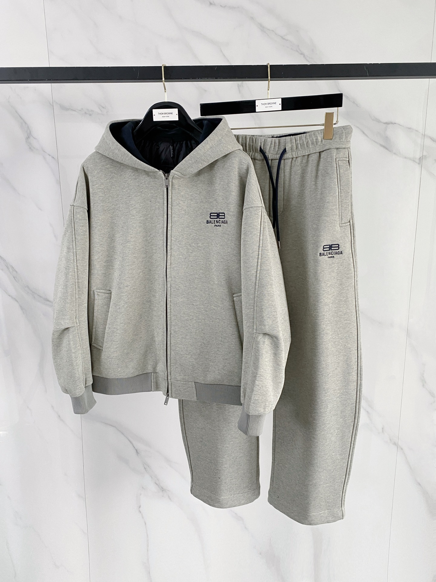 NO:684792,. Balenciaga. 90 white goose down hot style down sweatshirt suit. Pants with fleece, size M-2XL.,,balenciaga,hoodie,sweatshirts,down jacket,19860909. 巴黎世家.90白鹅绒 爆款羽绒卫衣套装.裤子加绒 码数M-2XL.,,balenciaga,hoodie,sweatshirts,down jacket,,Men's clothing