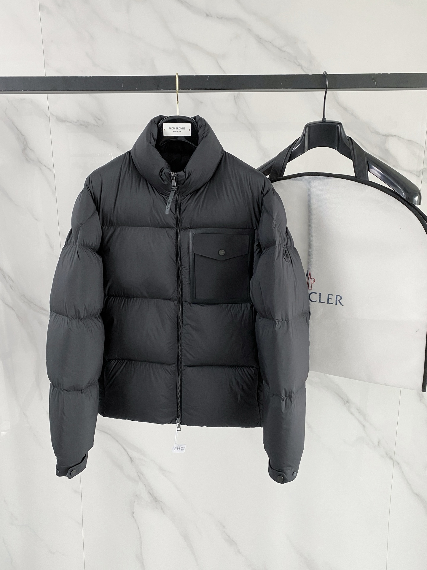 NO:684799,Special down Moncler Chinon men's square quilted short down jacket. Original two-color purchase and development. Goose down filling. Breast pockets are spliced with cowhide. Ultra-light and ultra-soft fabric. Original replacement fabric and original factory matching hardware. The tag has a complete bar code and the same number as the official website. The tag has built-in NFC electronic induction anti-counterfeiting. Supports multiple anti-counterfeiting verifications.  Comes standard with a full set of counter gift box packaging. (original airplane box, original shopping bag, original dust cover, original hanger, original thank you card, original ribbon, upgraded original oversized magnetic gift box.) Chinon men's short down jacket is made of functional fabrics and decorated with precious leather elements, reinterpreting practical style. Product details  The Chinon down jacket features eye-catching quilting, adding texture and dimension to a classic silhouette. Made from Airsoft fabric, an innovative material woven from soft fabrics that is both warm and lightweight. Leather trim on the chest pocket adds a subtle finishing touch to this warm piece. Details Made of Airsoft fabric Filled with down Zip closure Zippered pocket Chest pocket with leather trim Elastic cuffs Drawstring hem Leather logo patch Size1-5  Black/Camel D00850,,jackets & coats,jackets & coats,down jacket,cowhide,19860909特级羽绒Moncler Chinon男士方形绗缝短款羽绒夹克外套.原版两色购入开发.鹅绒填充.胸前口袋采用牛皮拼接.超轻超柔软面料.原厂替换面料原厂配套五金. 吊牌条码款号齐全,对应官网一致.吊牌内置 NFC电子感应防伪.支持多重防伪验证. 标配全套柜台礼盒包装.（原版飞机盒,原版购物袋,原版防尘罩,原版衣架,原版感谢卡,原版丝带,升级原版超大磁吸礼盒.） Chinon男士短款羽绒夹克采用功能性面料制成,饰有珍贵的皮革元素,焕新诠释实用风格. 商品详情 Chinon短款羽绒夹克饰有醒目的绗缝,为经典款式增添质感和立体视觉效果.采用Airsoft面料制成,这种创新材质由柔软面料编织而成,保暖而轻盈.胸部口袋点缀皮革饰边,为这款保暖单品增添精美的点睛之笔. 细节 采用Airsoft面料制成 填充羽绒 拉链开合 拉链口袋 胸部口袋,点缀皮革饰边 弹性袖口 抽绳下摆 皮革标识贴片 Size1-5 黑色/驼色 D00850,,jackets & coats,jackets & coats,down jacket,cowhide,,Men's clothing