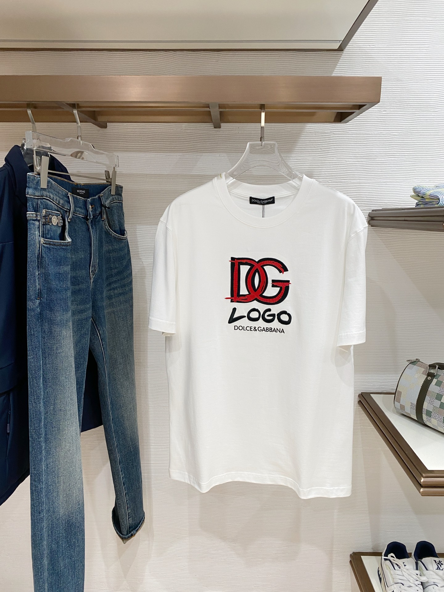 DG家。2026春夏新款首发专柜最新款短袖圆领T恤 高端订制 设计前卫时尚！品牌logo重工艺设计 高端