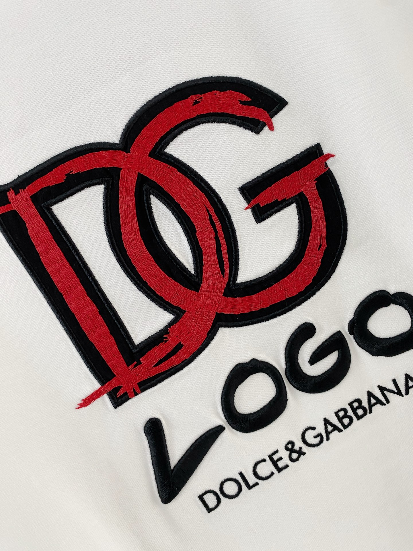 DG家。2026春夏新款首发专柜最新款短袖圆领T恤 高端订制 设计前卫时尚！品牌logo重工艺设计 高端