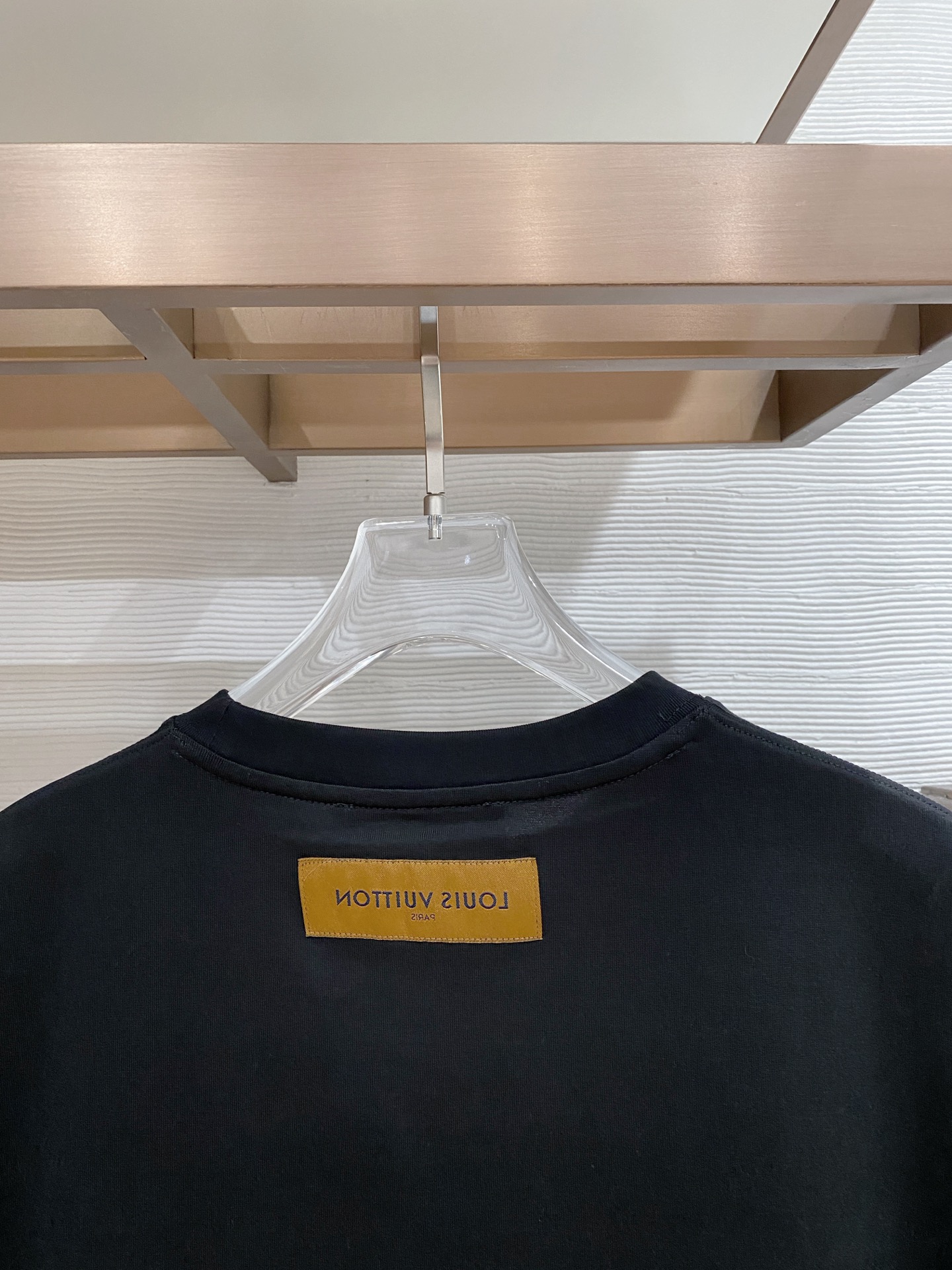 lv家。2026春夏新款首发专柜最新款短袖圆领T恤 高端订制 设计前卫时尚！品牌logo重工艺设计 高端