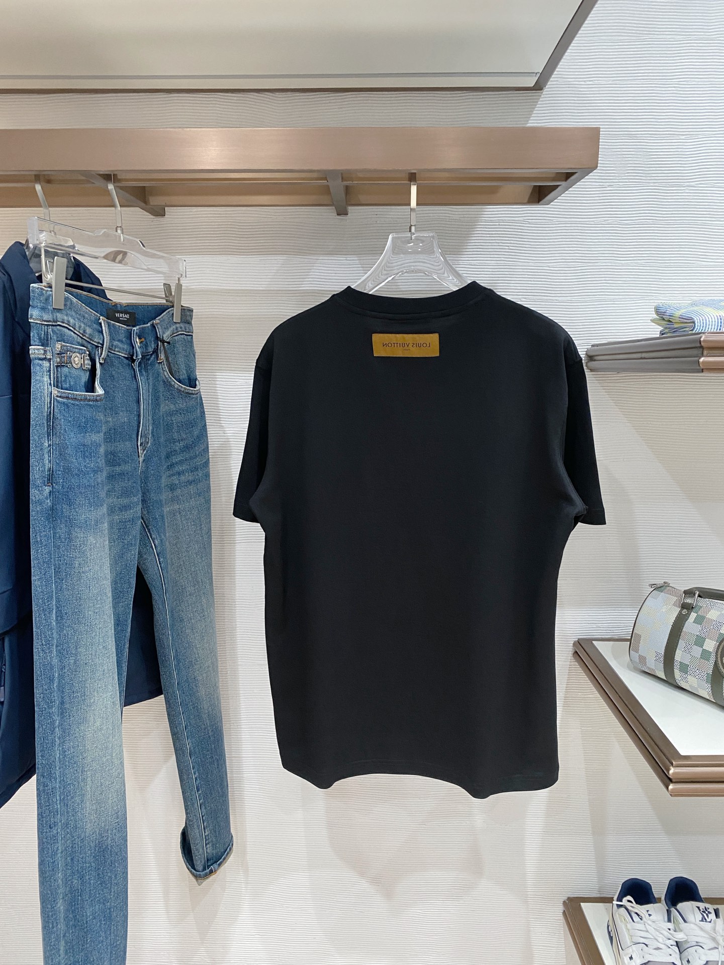 lv家。2026春夏新款首发专柜最新款短袖圆领T恤 高端订制 设计前卫时尚！品牌logo重工艺设计 高端