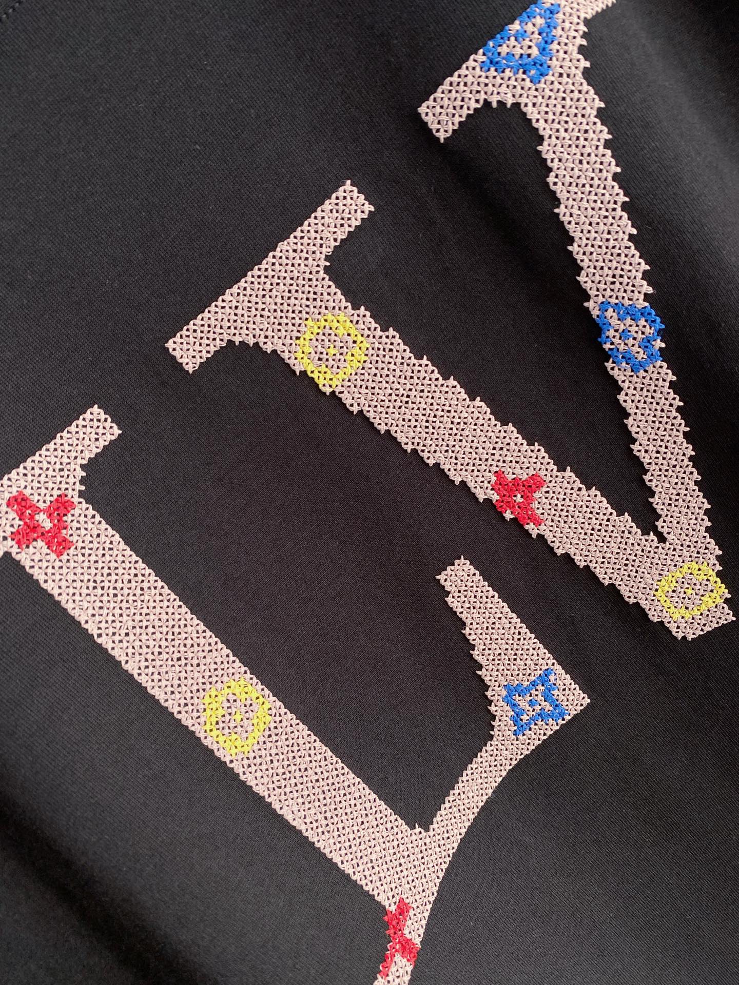 lv家。2026春夏新款首发专柜最新款短袖圆领T恤 高端订制 设计前卫时尚！品牌logo重工艺设计 高端