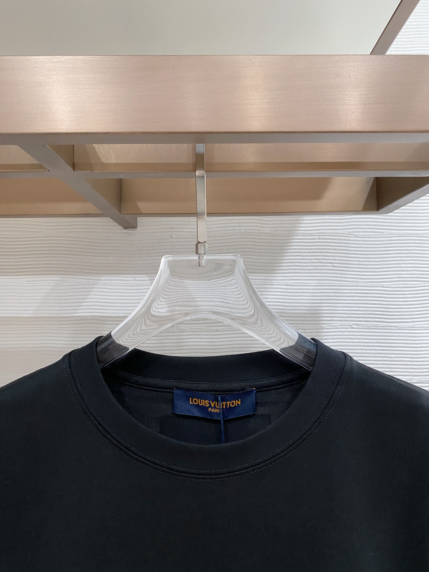 lv家。2026春夏新款首发专柜最新款短袖圆领T恤 高端订制 设计前卫时尚！品牌logo重工艺设计 高端