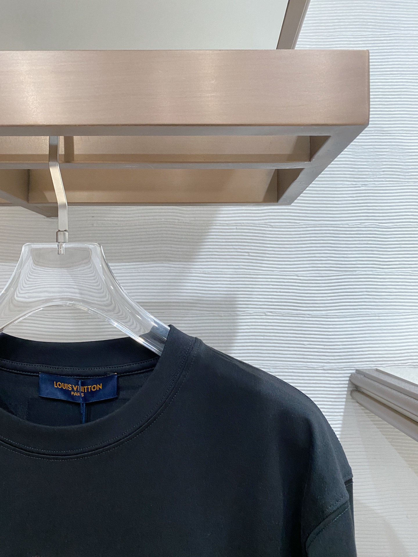 lv家。2026春夏新款首发专柜最新款短袖圆领T恤 高端订制 设计前卫时尚！品牌logo重工艺设计 高端