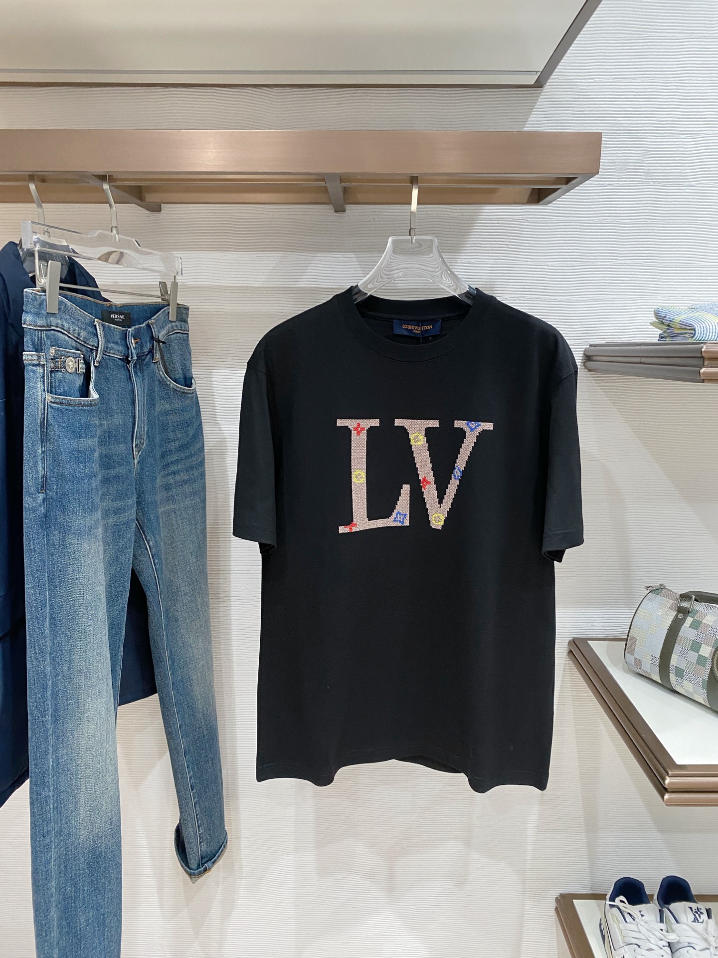 lv家。2026春夏新款首发专柜最新款短袖圆领T恤 高端订制 设计前卫时尚！品牌logo重工艺设计 高端
