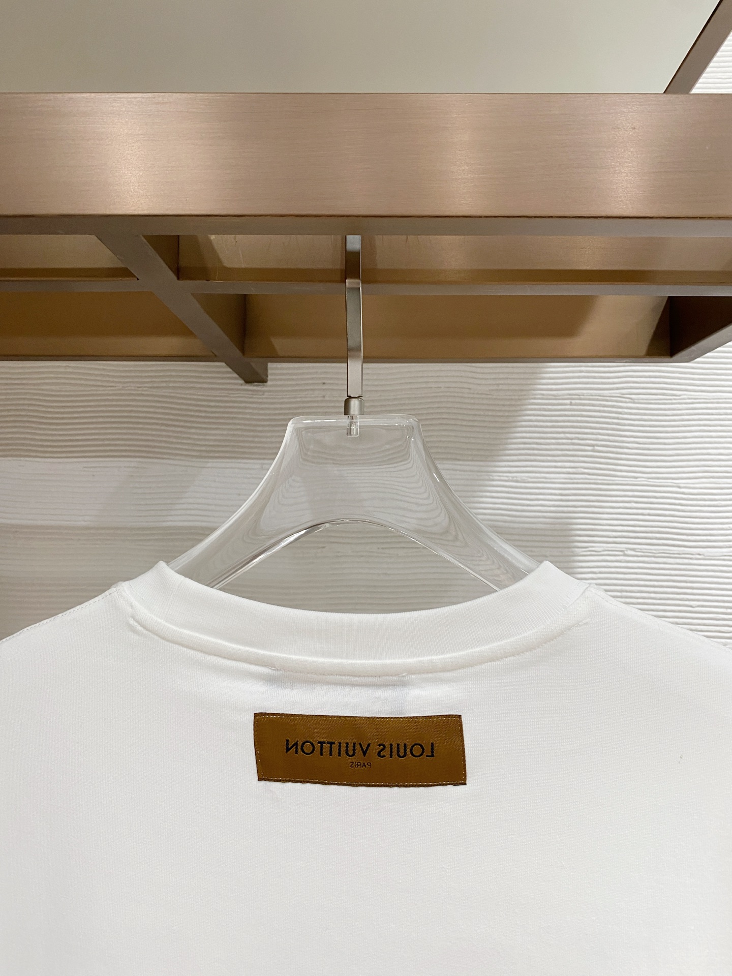 lv家。2026春夏新款首发专柜最新款短袖圆领T恤 高端订制 设计前卫时尚！品牌logo重工艺设计 高端