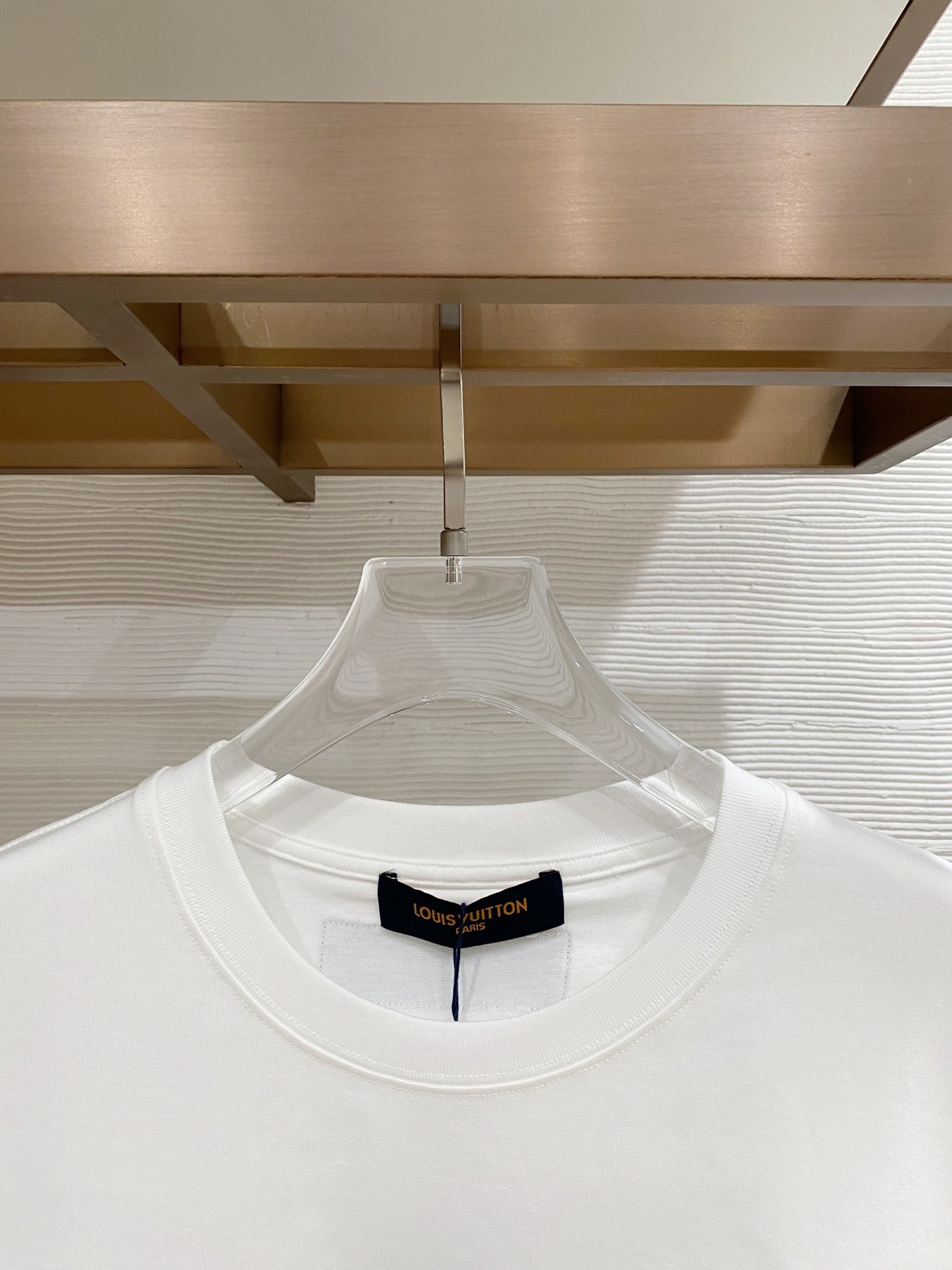 lv家。2026春夏新款首发专柜最新款短袖圆领T恤 高端订制 设计前卫时尚！品牌logo重工艺设计 高端