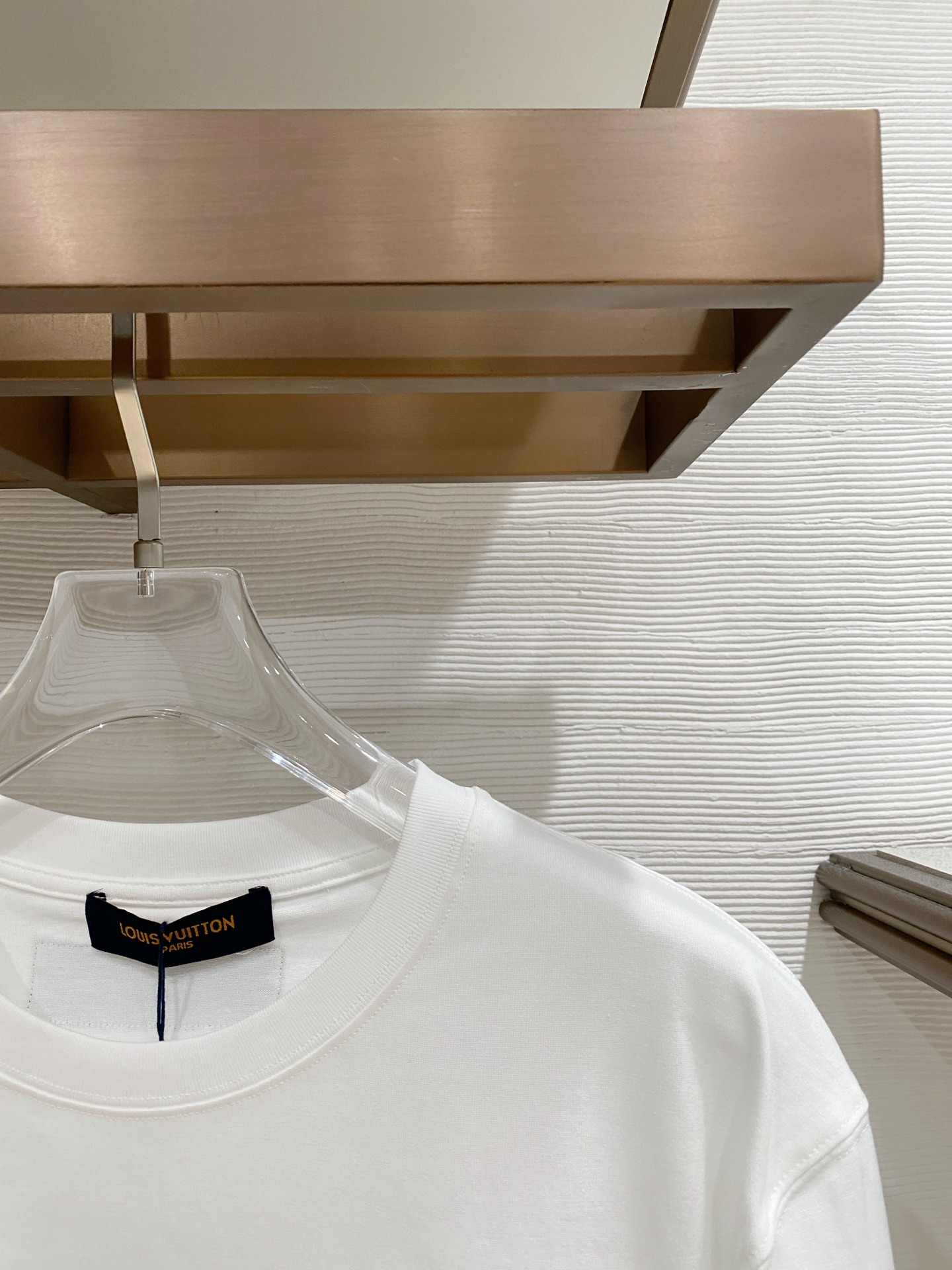 lv家。2026春夏新款首发专柜最新款短袖圆领T恤 高端订制 设计前卫时尚！品牌logo重工艺设计 高端