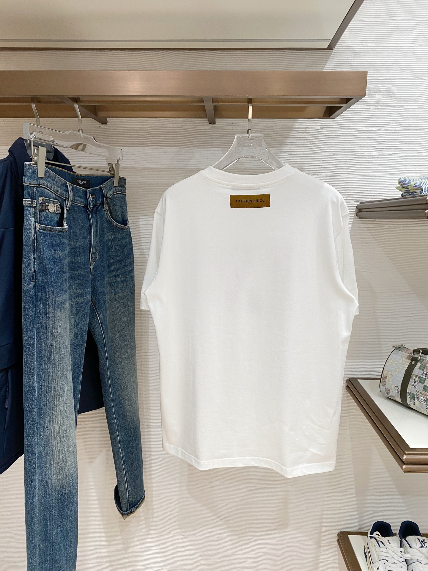 lv家。2026春夏新款首发专柜最新款短袖圆领T恤 高端订制 设计前卫时尚！品牌logo重工艺设计 高端