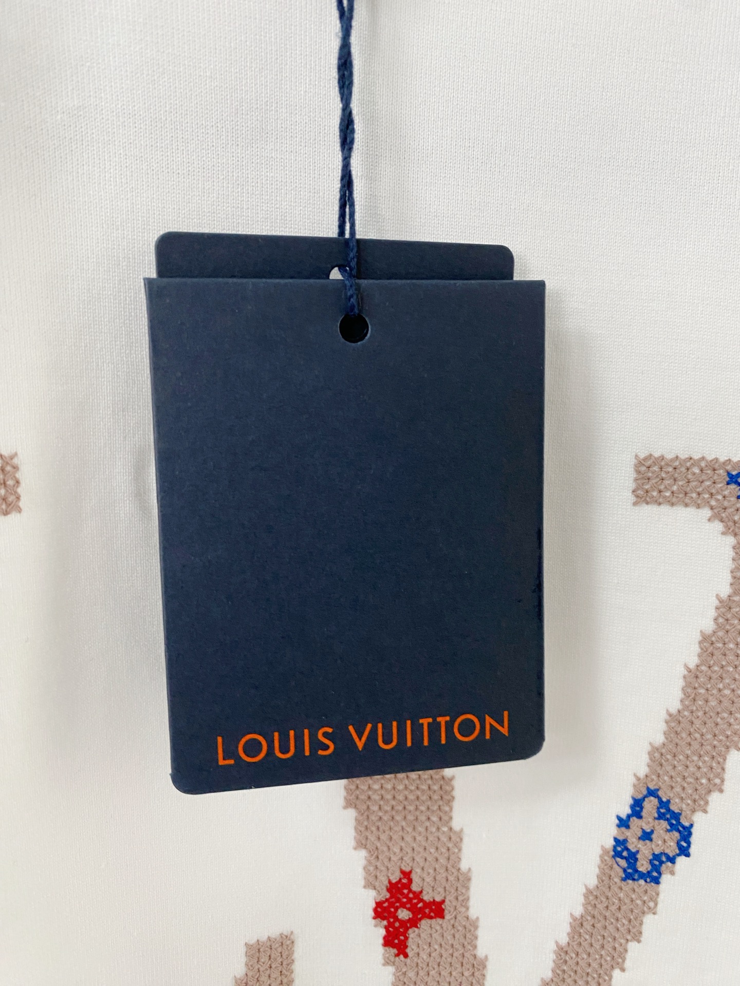 lv家。2026春夏新款首发专柜最新款短袖圆领T恤 高端订制 设计前卫时尚！品牌logo重工艺设计 高端