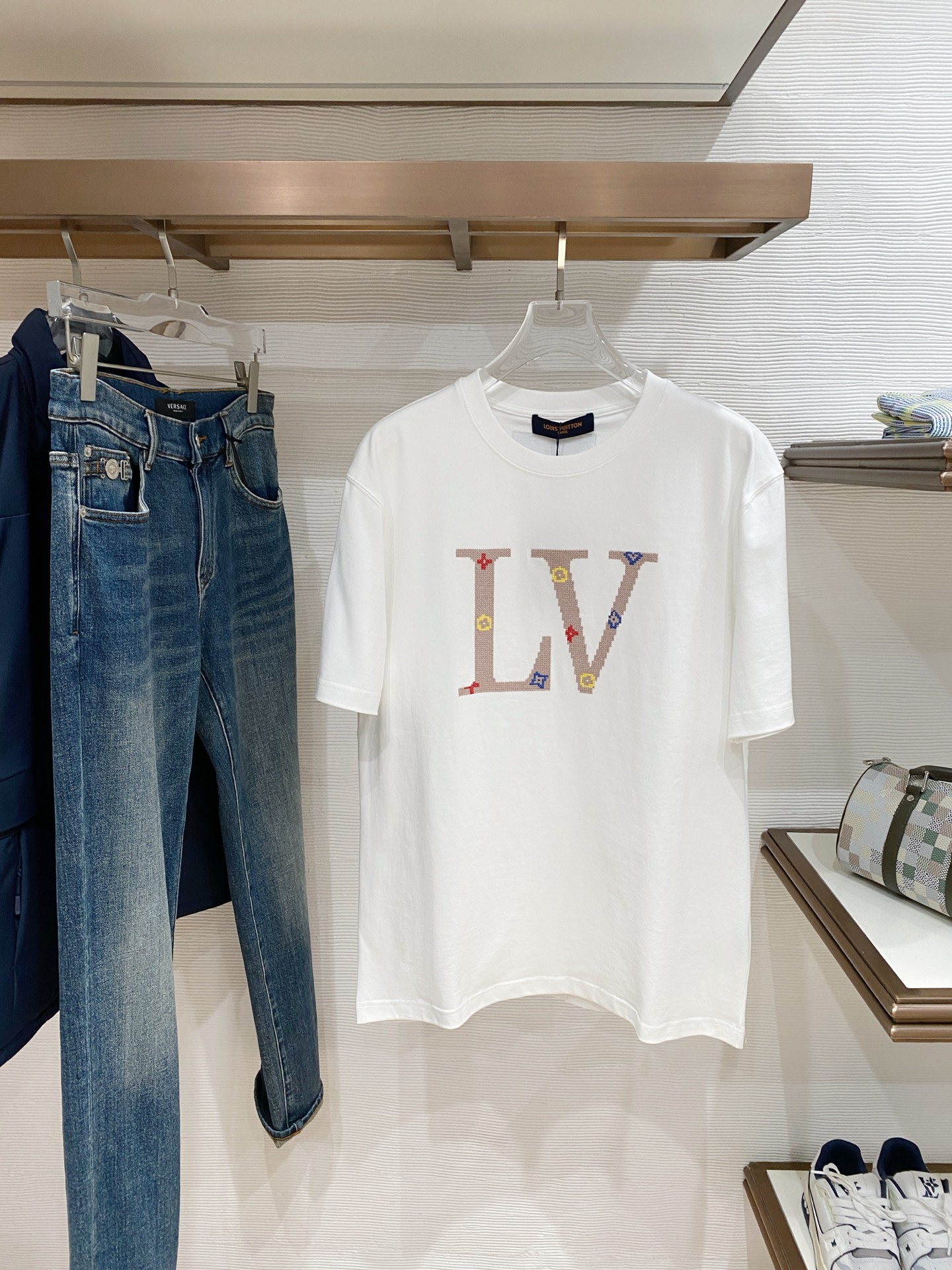 lv家。2026春夏新款首发专柜最新款短袖圆领T恤 高端订制 设计前卫时尚！品牌logo重工艺设计 高端