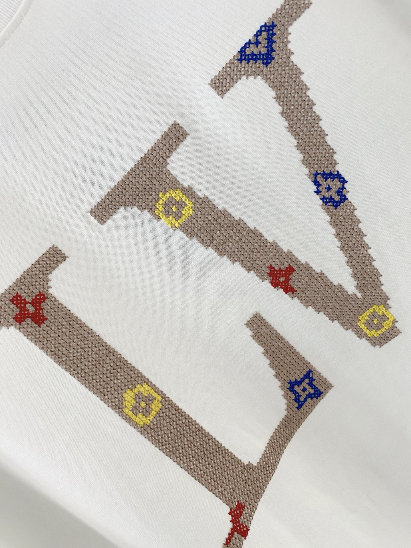 lv家。2026春夏新款首发专柜最新款短袖圆领T恤 高端订制 设计前卫时尚！品牌logo重工艺设计 高端