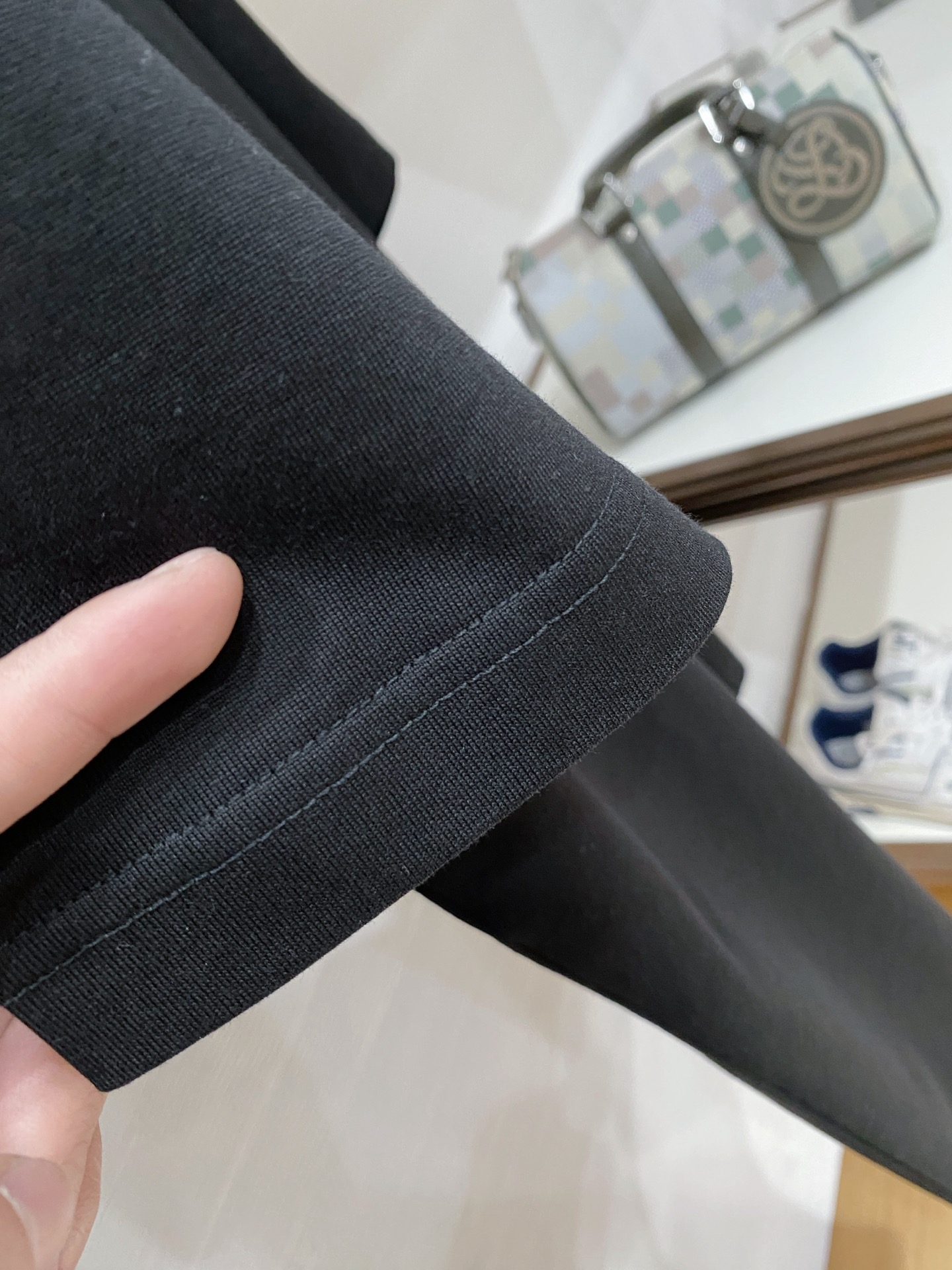 lv家。2026春夏新款首发专柜最新款短袖圆领T恤 高端订制 设计前卫时尚！品牌logo重工艺设计 高端