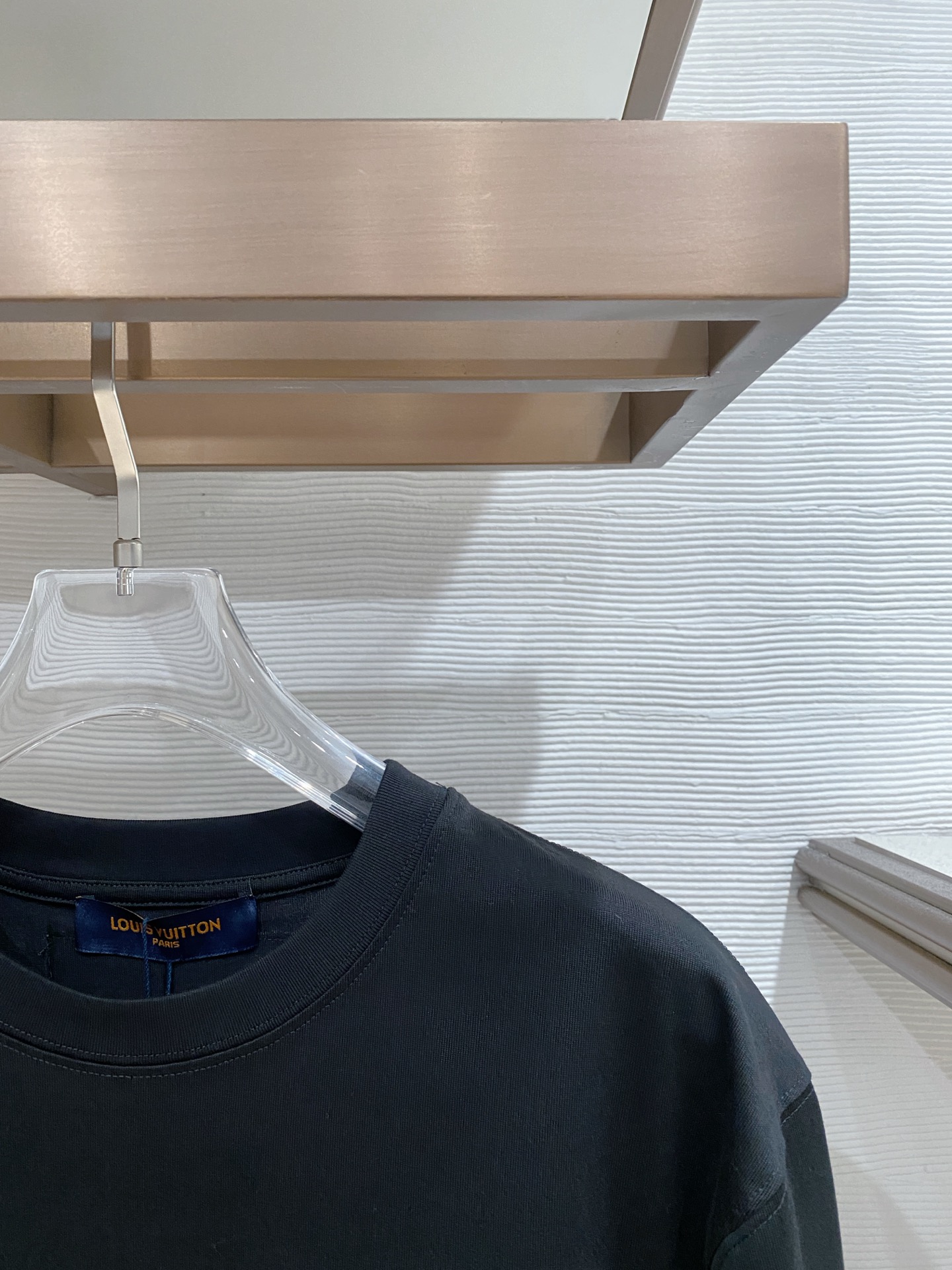 lv家。2026春夏新款首发专柜最新款短袖圆领T恤 高端订制 设计前卫时尚！品牌logo重工艺设计 高端