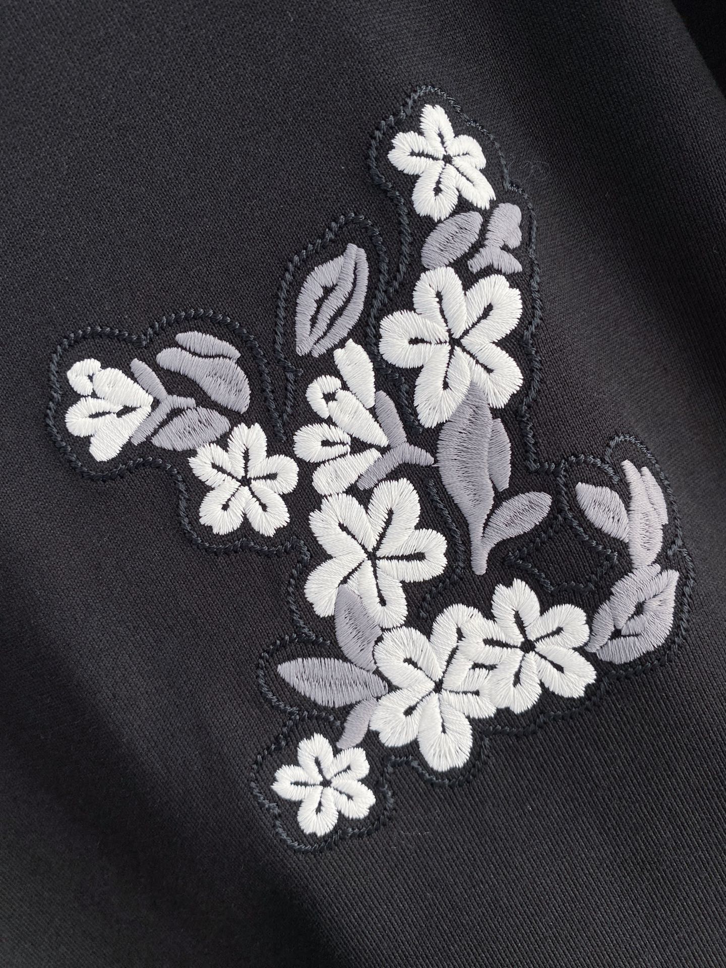 lv家。2026春夏新款首发专柜最新款短袖圆领T恤 高端订制 设计前卫时尚！品牌logo重工艺设计 高端