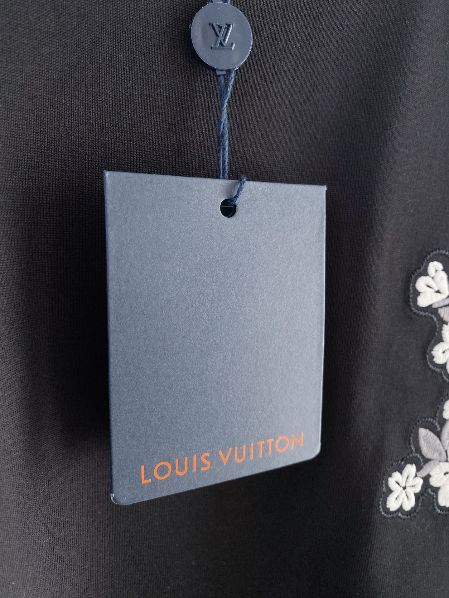 lv家。2026春夏新款首发专柜最新款短袖圆领T恤 高端订制 设计前卫时尚！品牌logo重工艺设计 高端