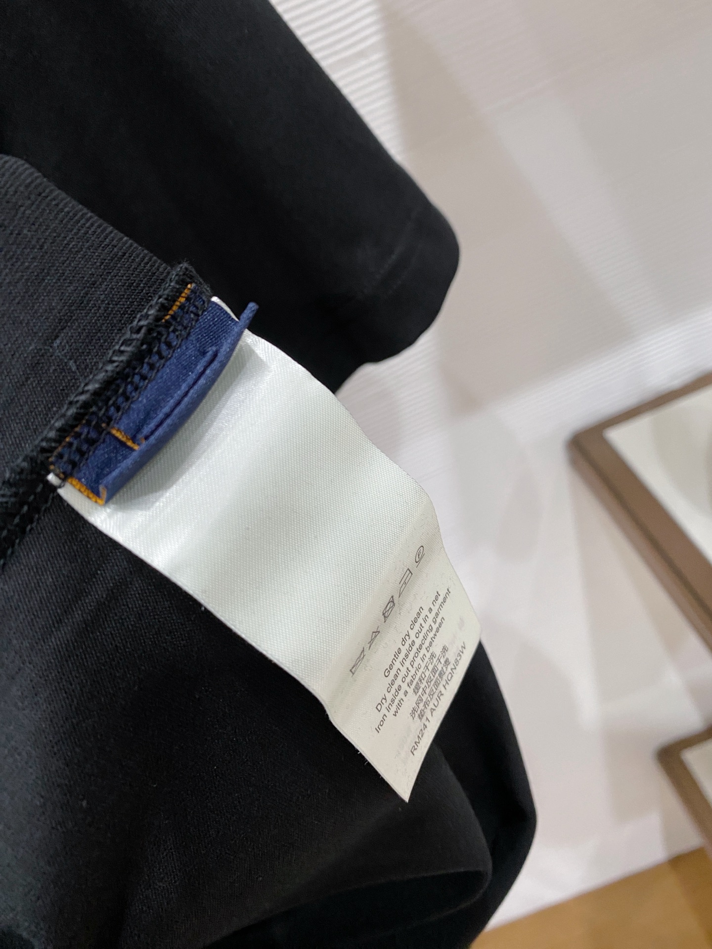 lv家。2026春夏新款首发专柜最新款短袖圆领T恤 高端订制 设计前卫时尚！品牌logo重工艺设计 高端