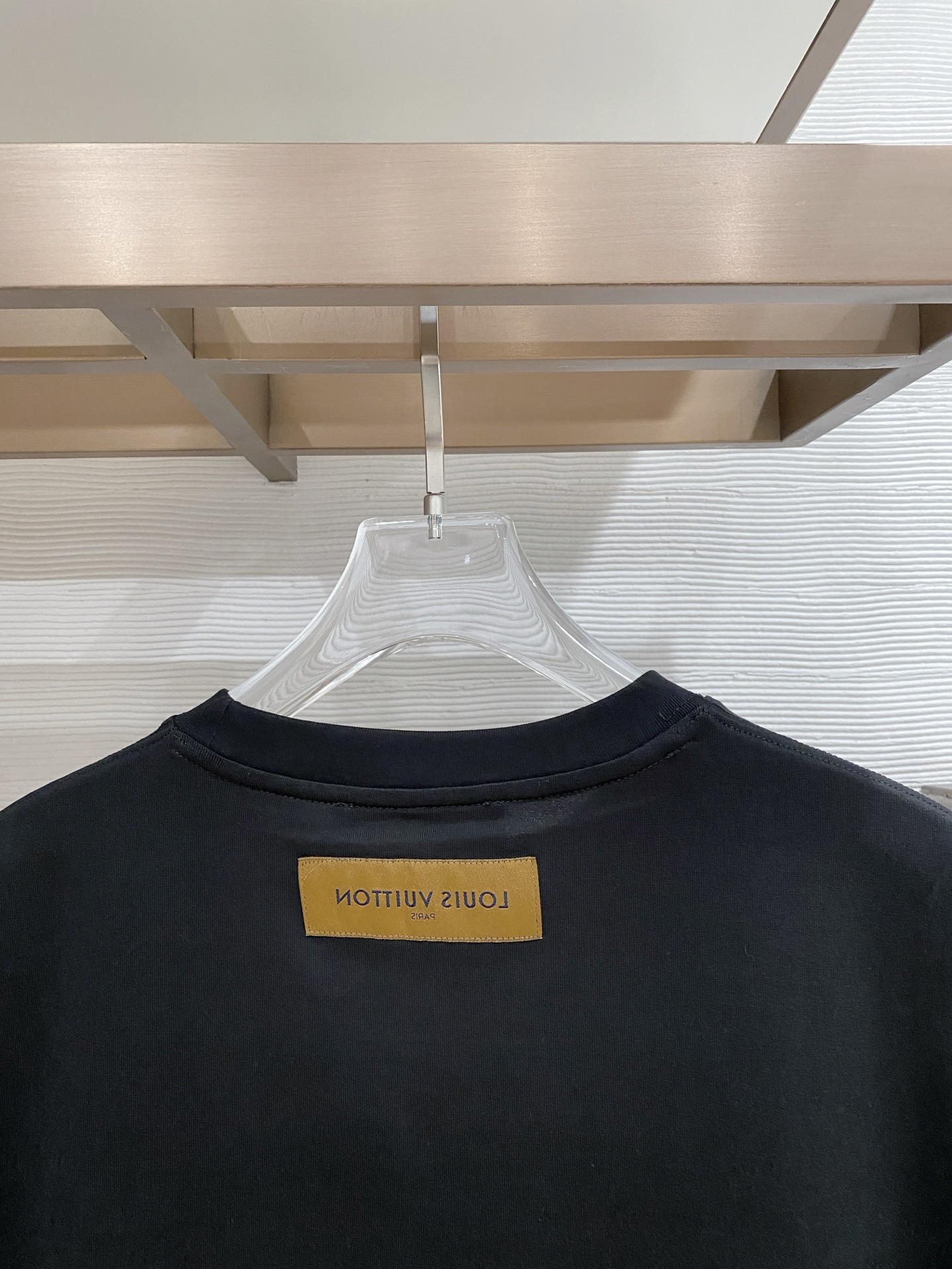 lv家。2026春夏新款首发专柜最新款短袖圆领T恤 高端订制 设计前卫时尚！品牌logo重工艺设计 高端