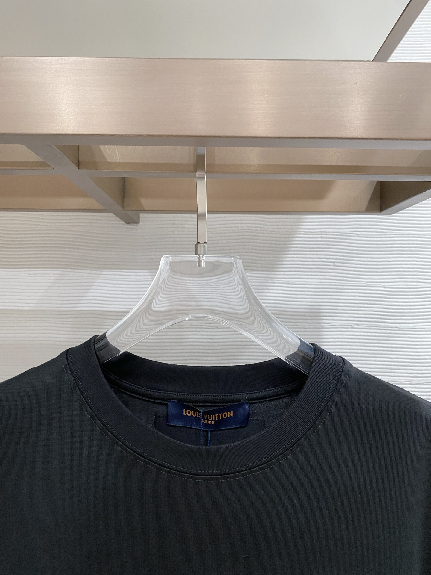 lv家。2026春夏新款首发专柜最新款短袖圆领T恤 高端订制 设计前卫时尚！品牌logo重工艺设计 高端