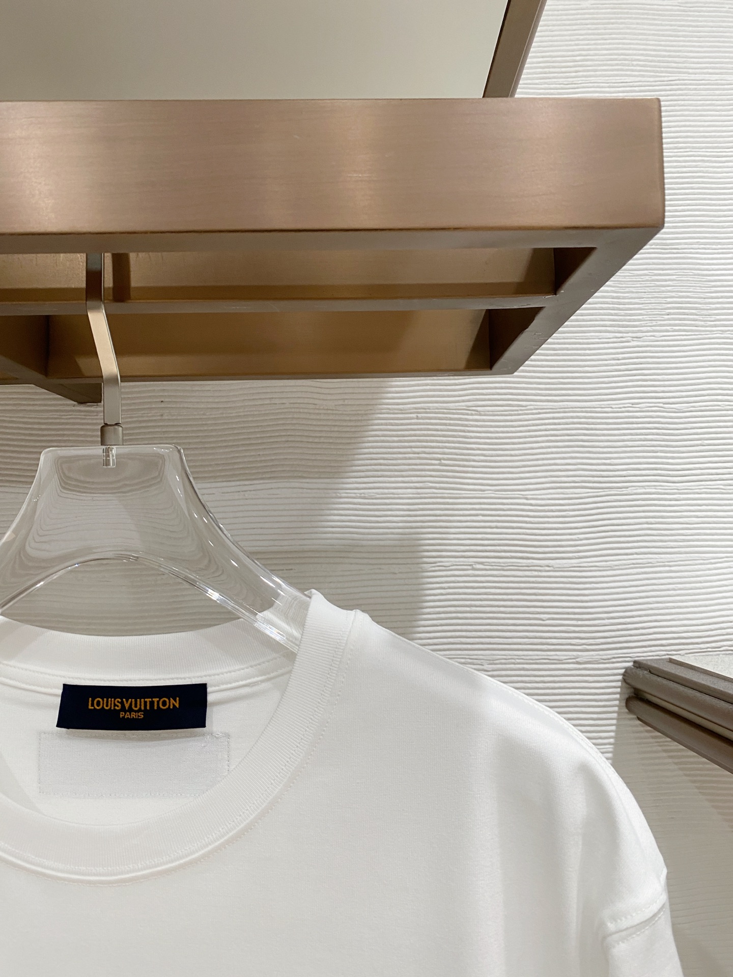 lv家。2026春夏新款首发专柜最新款短袖圆领T恤 高端订制 设计前卫时尚！品牌logo重工艺设计 高端