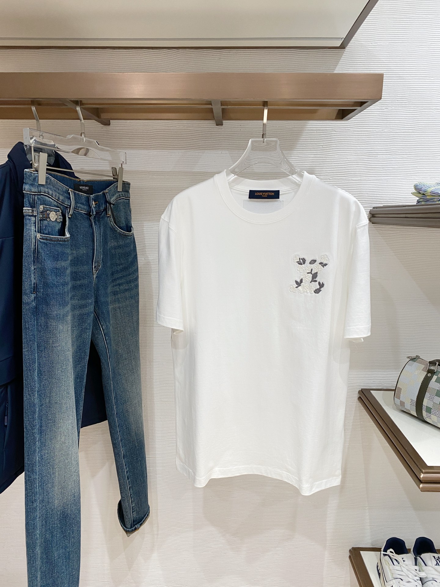 lv家。2026春夏新款首发专柜最新款短袖圆领T恤 高端订制 设计前卫时尚！品牌logo重工艺设计 高端