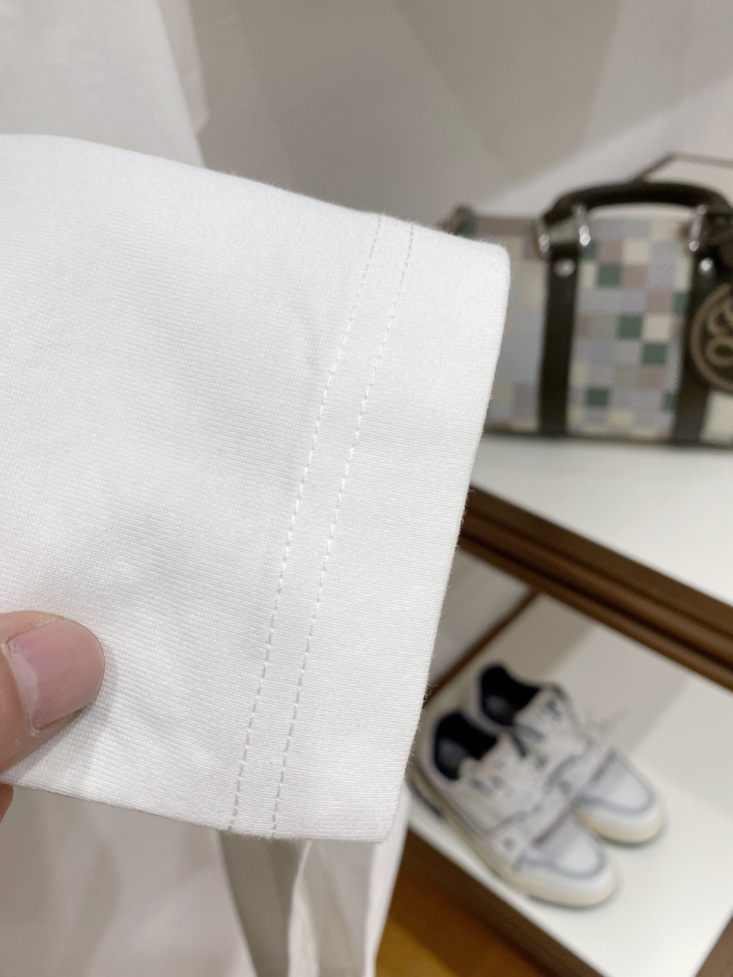 lv家。2026春夏新款首发专柜最新款短袖圆领T恤 高端订制 设计前卫时尚！品牌logo重工艺设计 高端