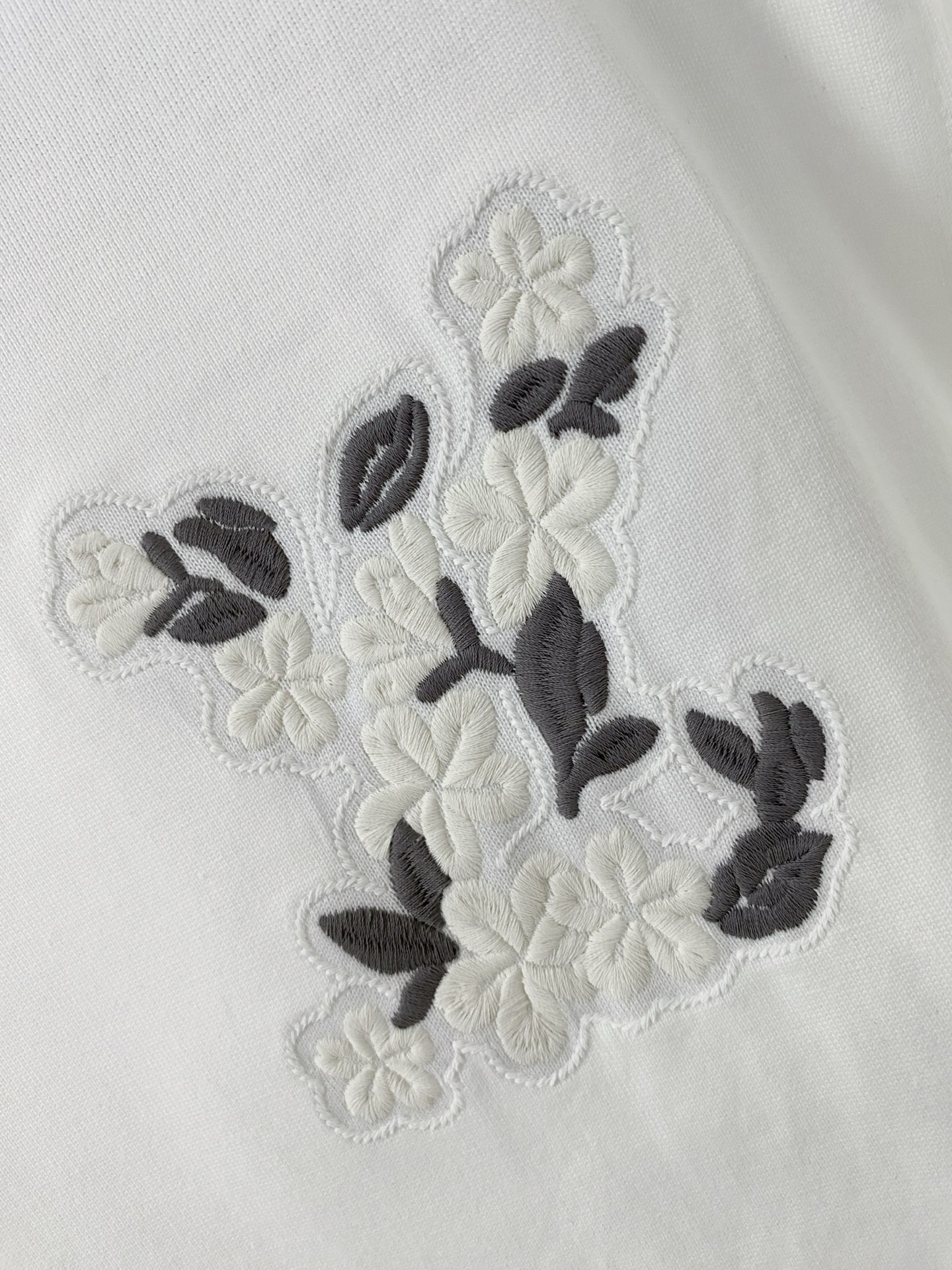 lv家。2026春夏新款首发专柜最新款短袖圆领T恤 高端订制 设计前卫时尚！品牌logo重工艺设计 高端