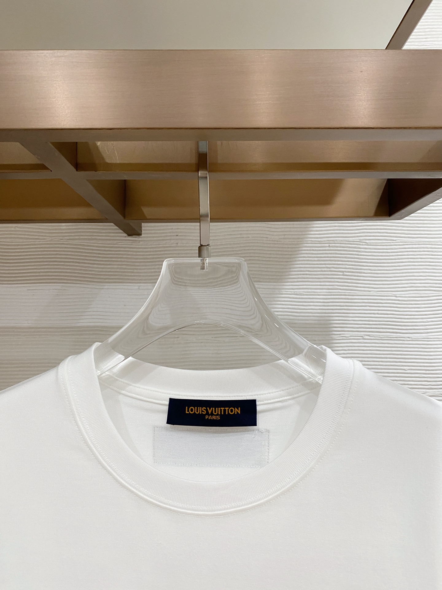 lv家。2026春夏新款首发专柜最新款短袖圆领T恤 高端订制 设计前卫时尚！品牌logo重工艺设计 高端