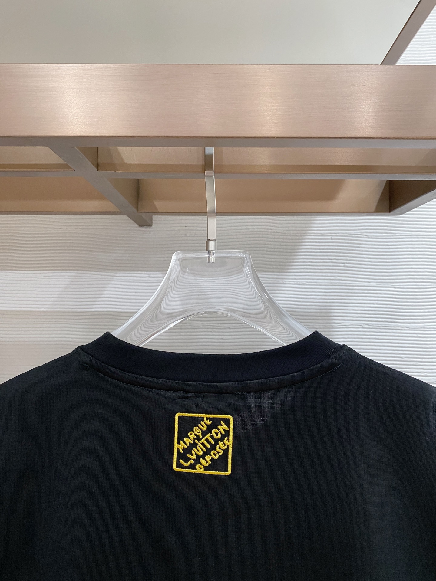 lv家。2026春夏新款首发专柜最新款短袖圆领T恤 高端订制 设计前卫时尚！品牌logo重工艺设计 高端