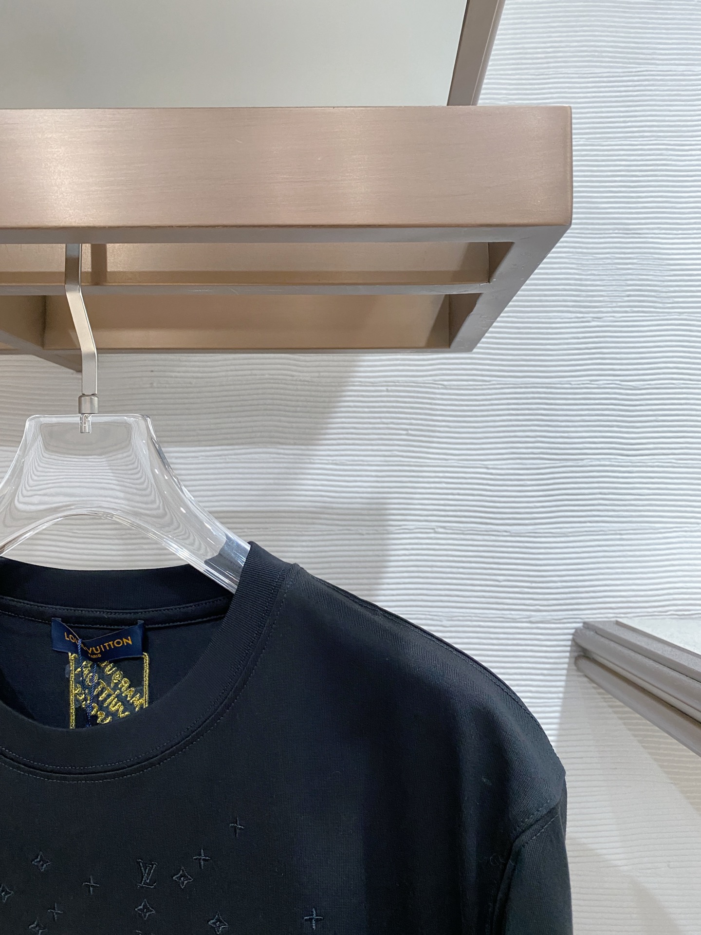 lv家。2026春夏新款首发专柜最新款短袖圆领T恤 高端订制 设计前卫时尚！品牌logo重工艺设计 高端