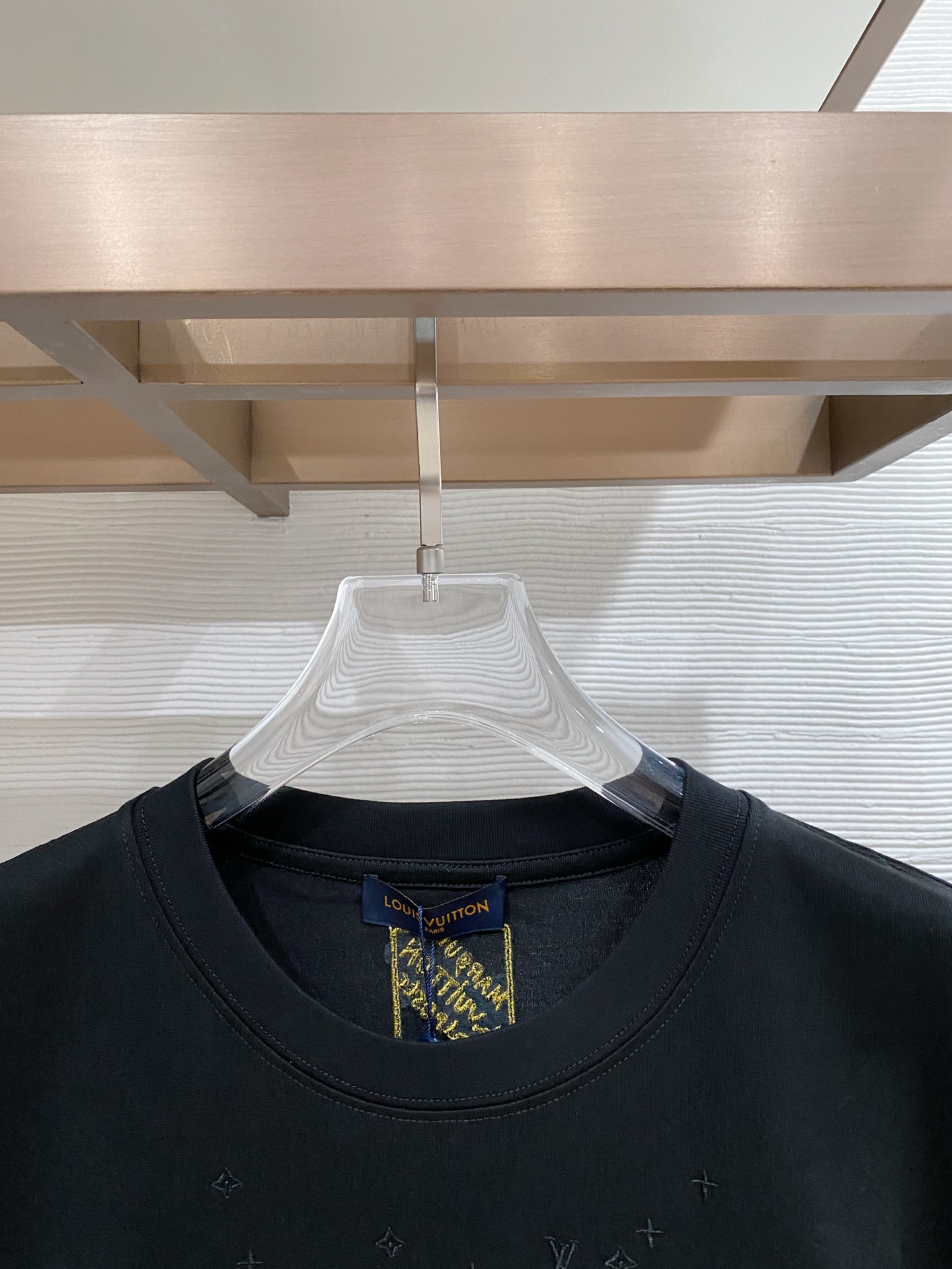 lv家。2026春夏新款首发专柜最新款短袖圆领T恤 高端订制 设计前卫时尚！品牌logo重工艺设计 高端