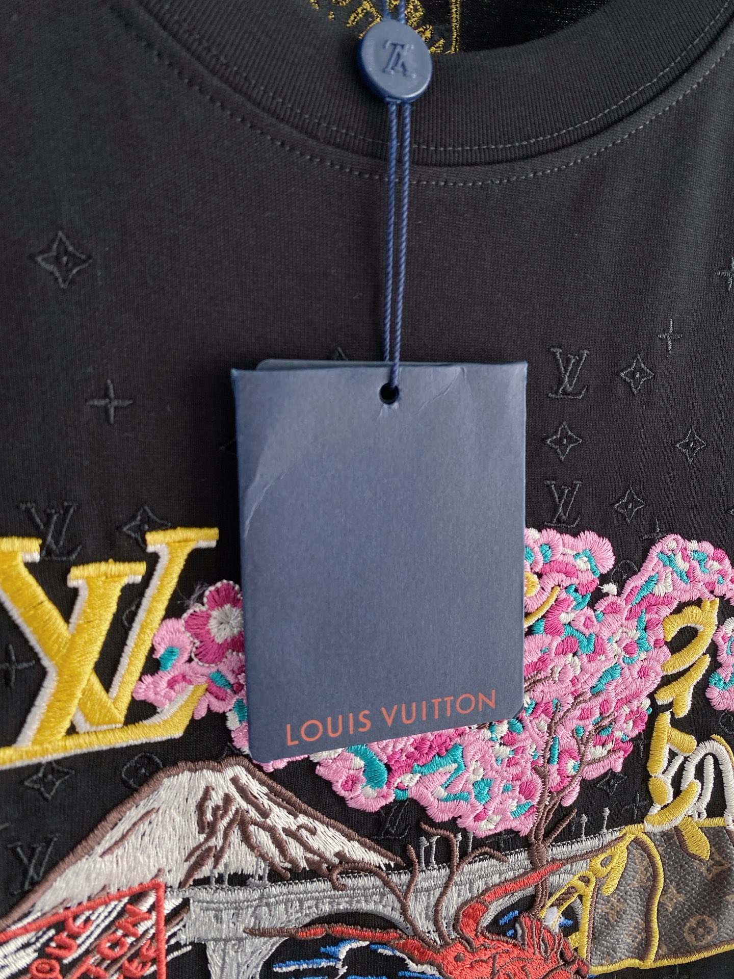 lv家。2026春夏新款首发专柜最新款短袖圆领T恤 高端订制 设计前卫时尚！品牌logo重工艺设计 高端