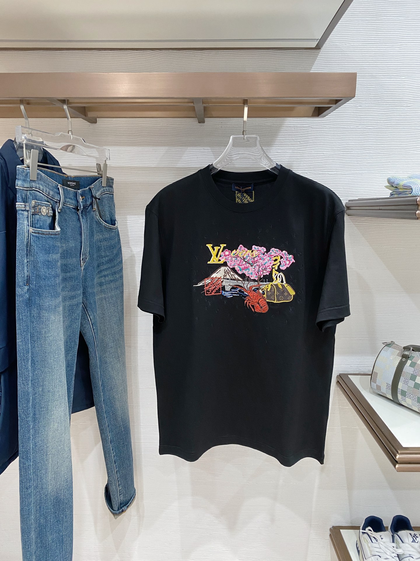 lv家。2026春夏新款首发专柜最新款短袖圆领T恤 高端订制 设计前卫时尚！品牌logo重工艺设计 高端