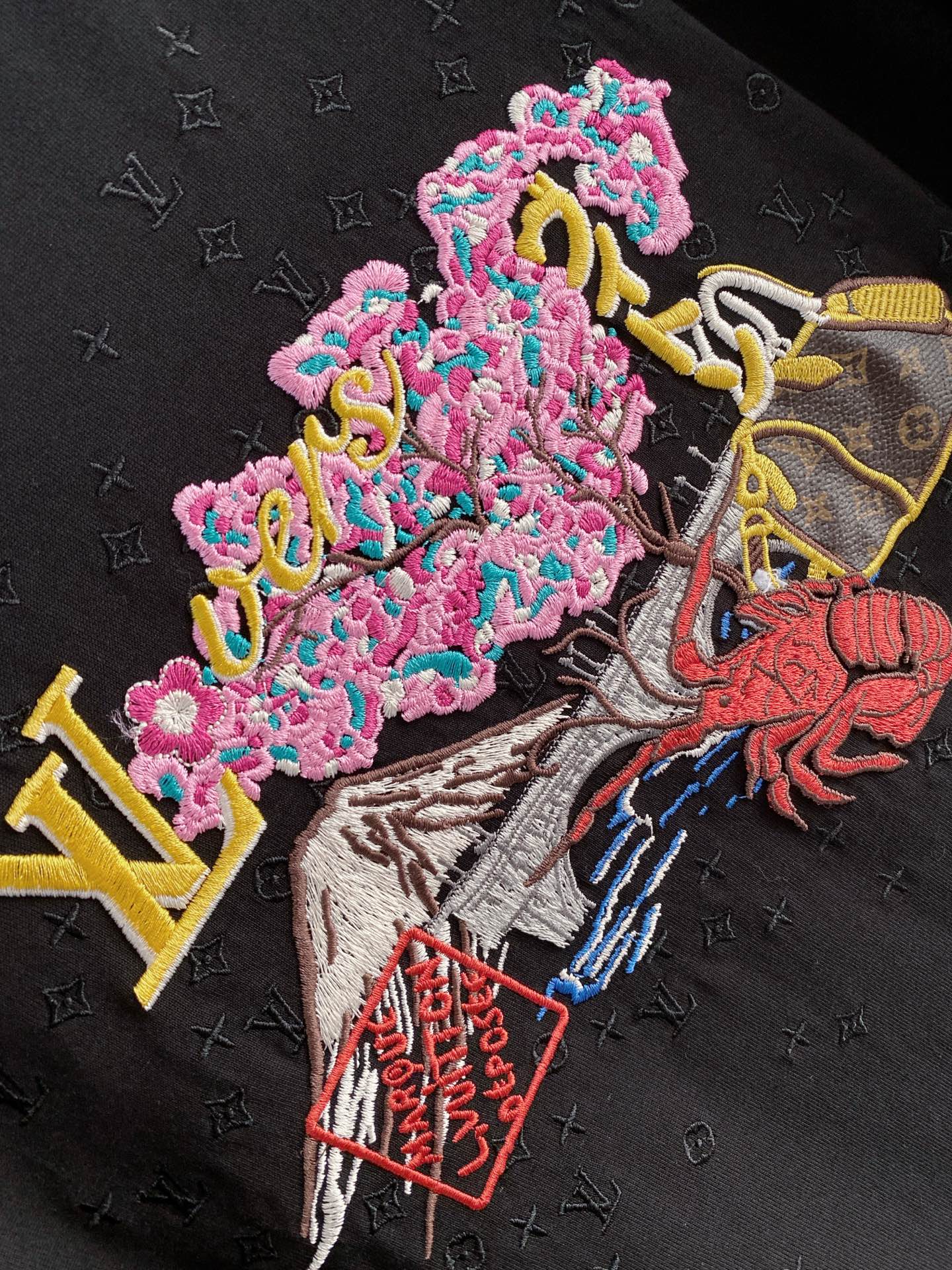 lv家。2026春夏新款首发专柜最新款短袖圆领T恤 高端订制 设计前卫时尚！品牌logo重工艺设计 高端