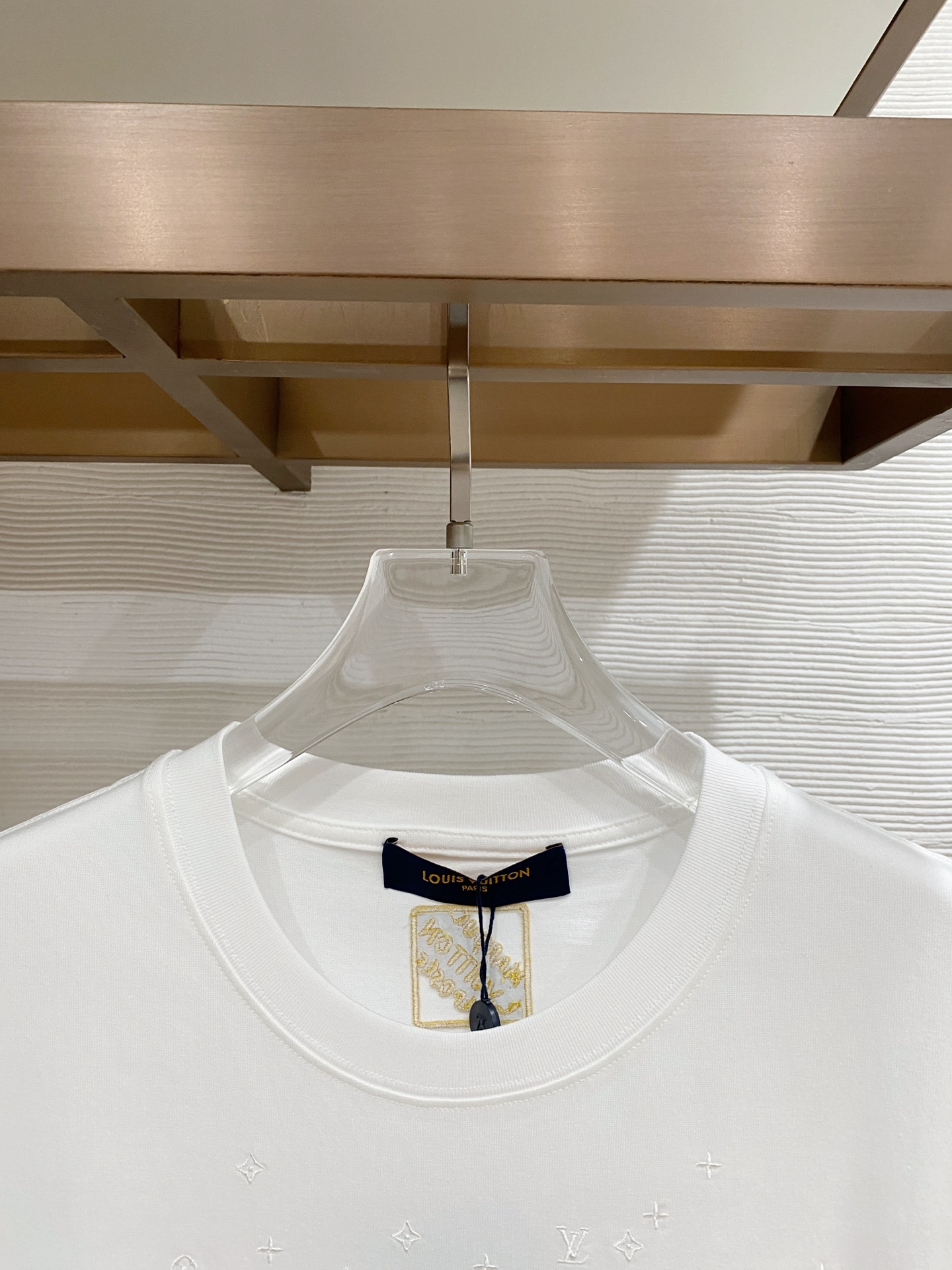 lv家。2026春夏新款首发专柜最新款短袖圆领T恤 高端订制 设计前卫时尚！品牌logo重工艺设计 高端