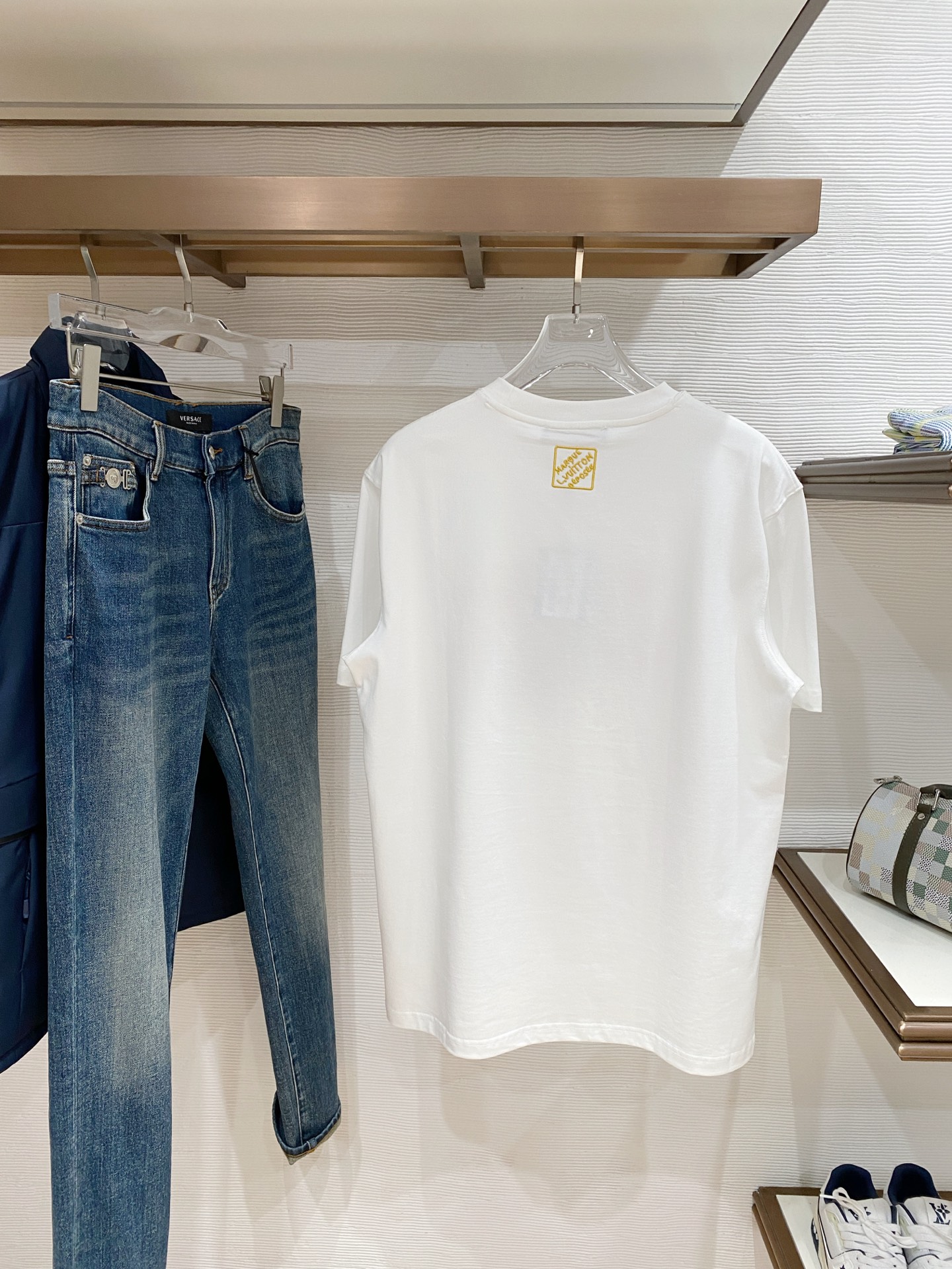 lv家。2026春夏新款首发专柜最新款短袖圆领T恤 高端订制 设计前卫时尚！品牌logo重工艺设计 高端