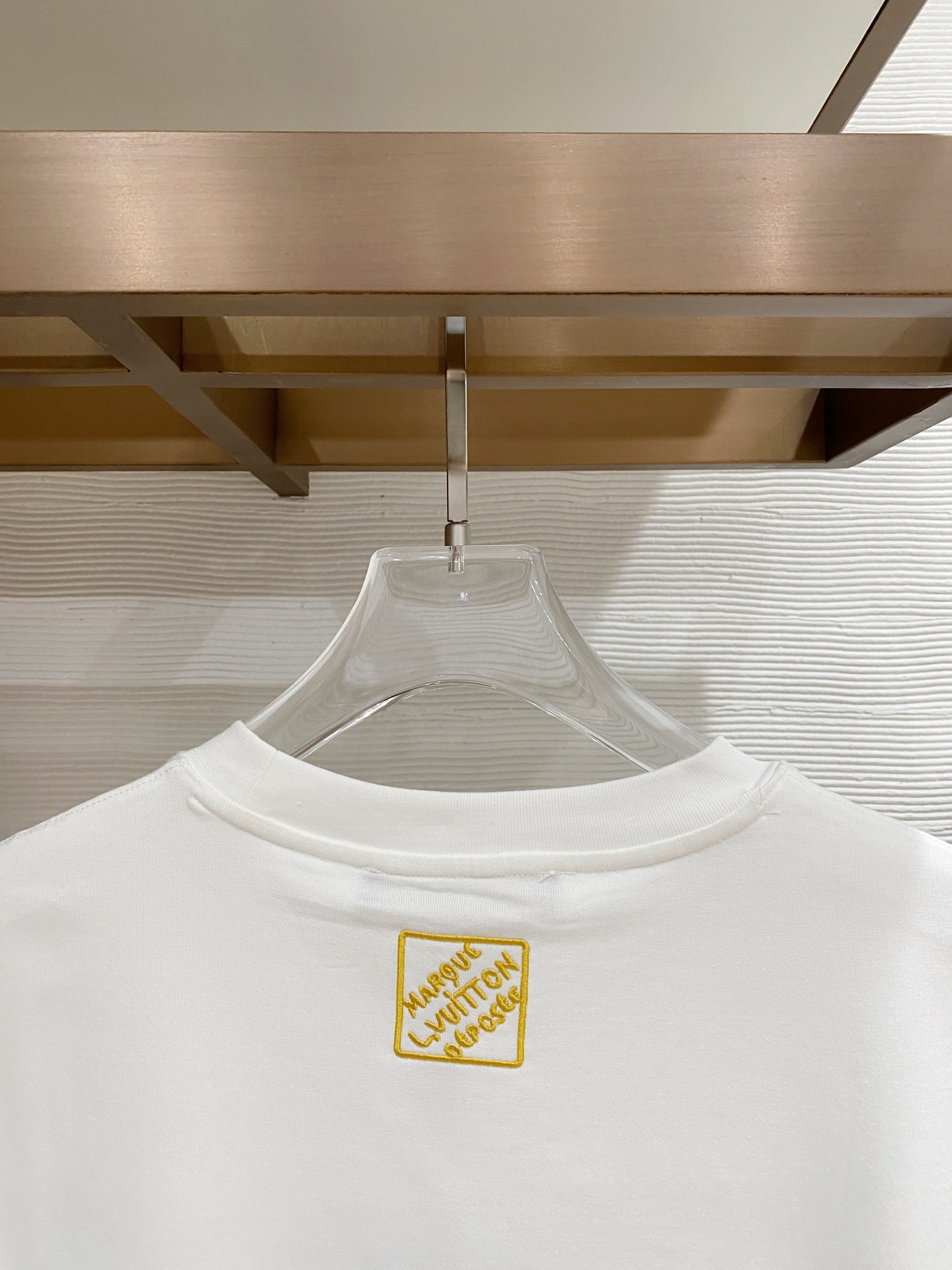 lv家。2026春夏新款首发专柜最新款短袖圆领T恤 高端订制 设计前卫时尚！品牌logo重工艺设计 高端