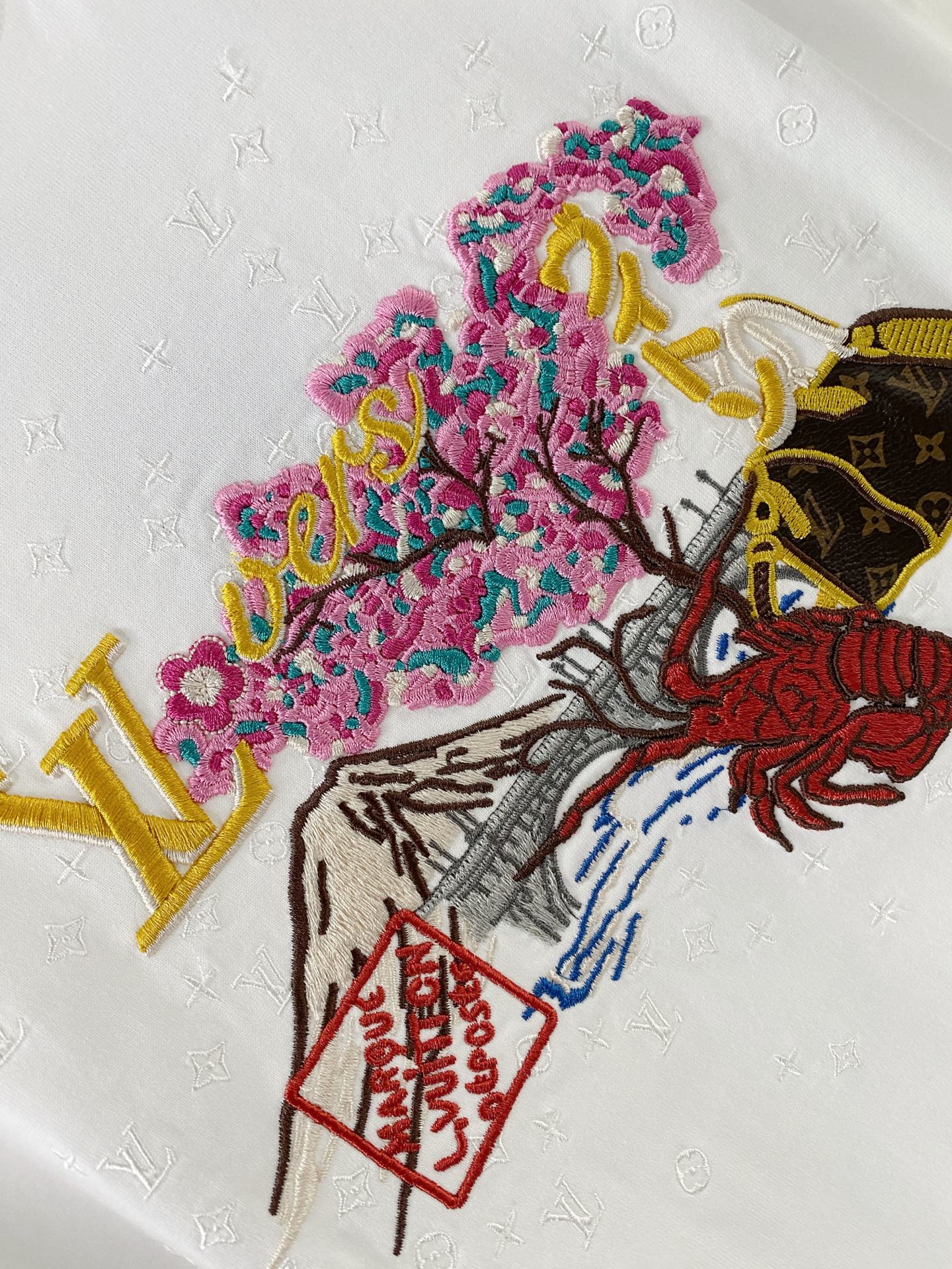 lv家。2026春夏新款首发专柜最新款短袖圆领T恤 高端订制 设计前卫时尚！品牌logo重工艺设计 高端