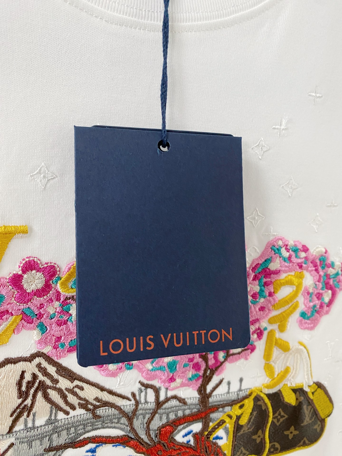 lv家。2026春夏新款首发专柜最新款短袖圆领T恤 高端订制 设计前卫时尚！品牌logo重工艺设计 高端