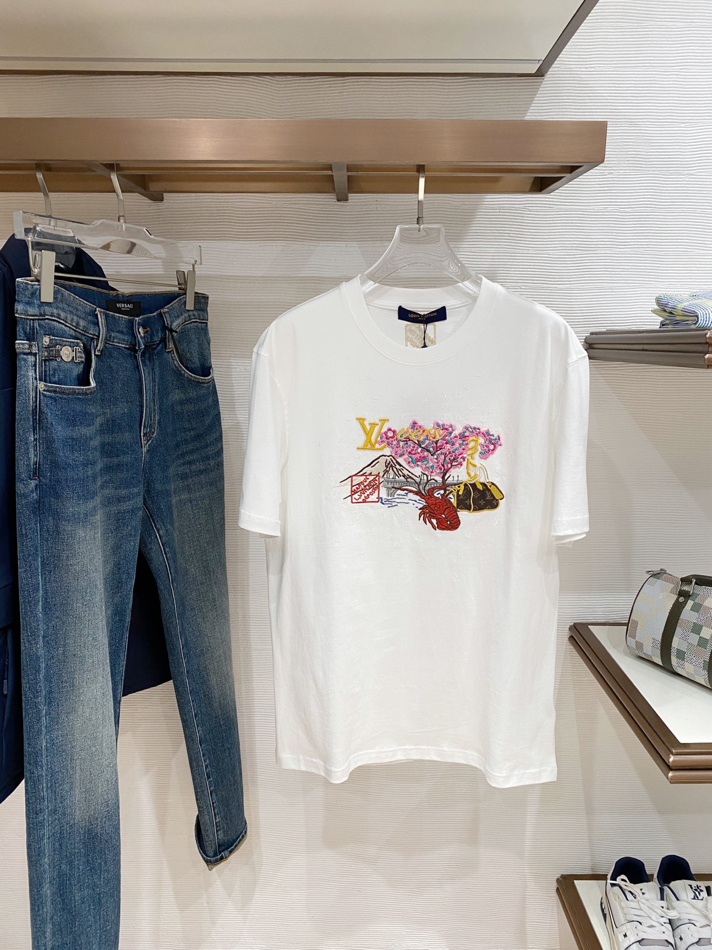 lv家。2026春夏新款首发专柜最新款短袖圆领T恤 高端订制 设计前卫时尚！品牌logo重工艺设计 高端