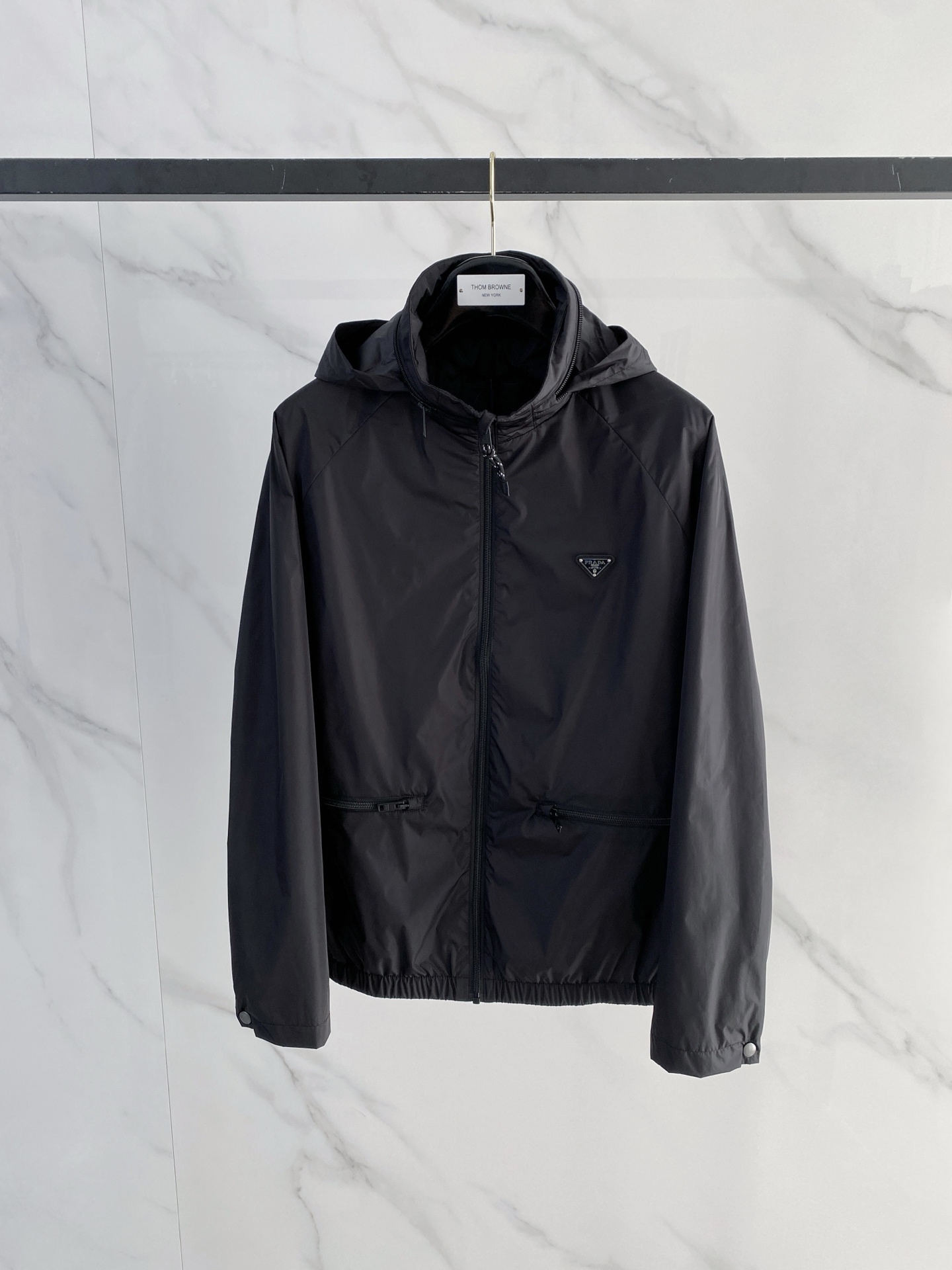 Prada 普拉达 2026ss春夏新款连帽休闲夹克外套，专柜同步新品发售，商务休闲两不误！三角标彰显品