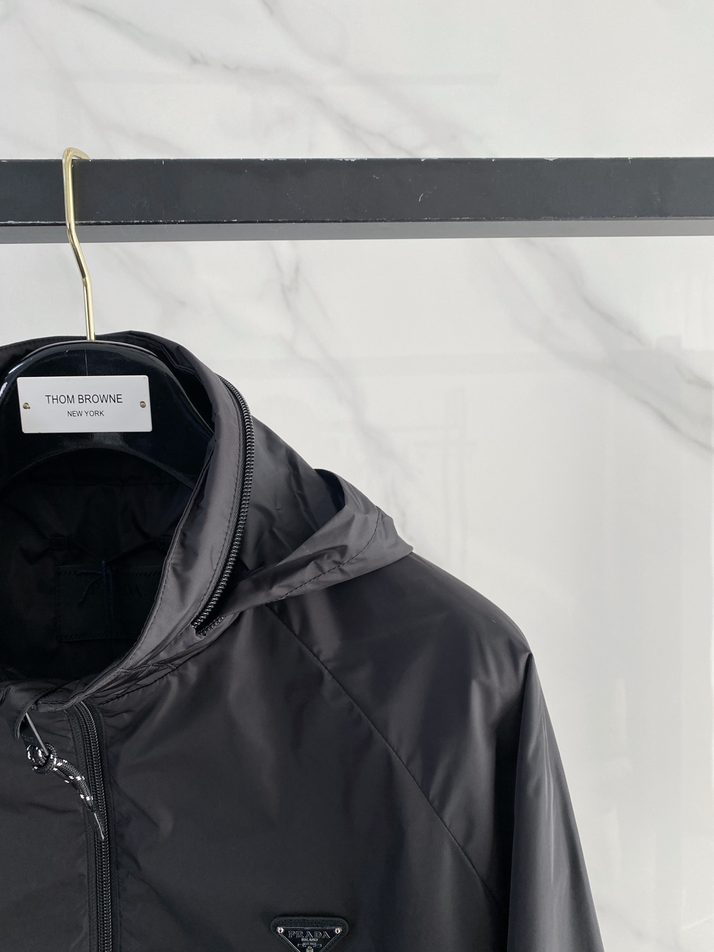 Prada 普拉达 2026ss春夏新款连帽休闲夹克外套，专柜同步新品发售，商务休闲两不误！三角标彰显品