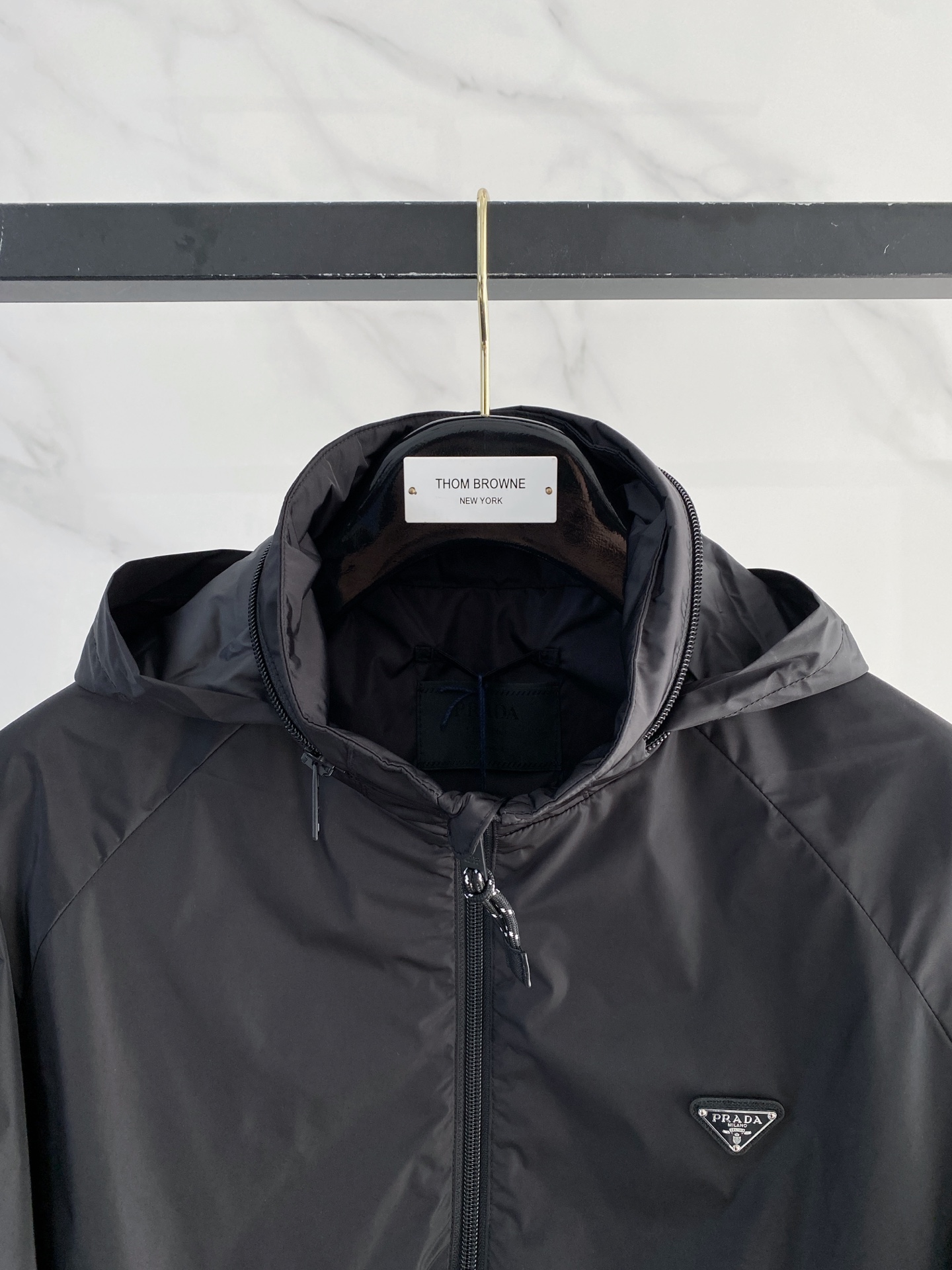 Prada 普拉达 2026ss春夏新款连帽休闲夹克外套，专柜同步新品发售，商务休闲两不误！三角标彰显品