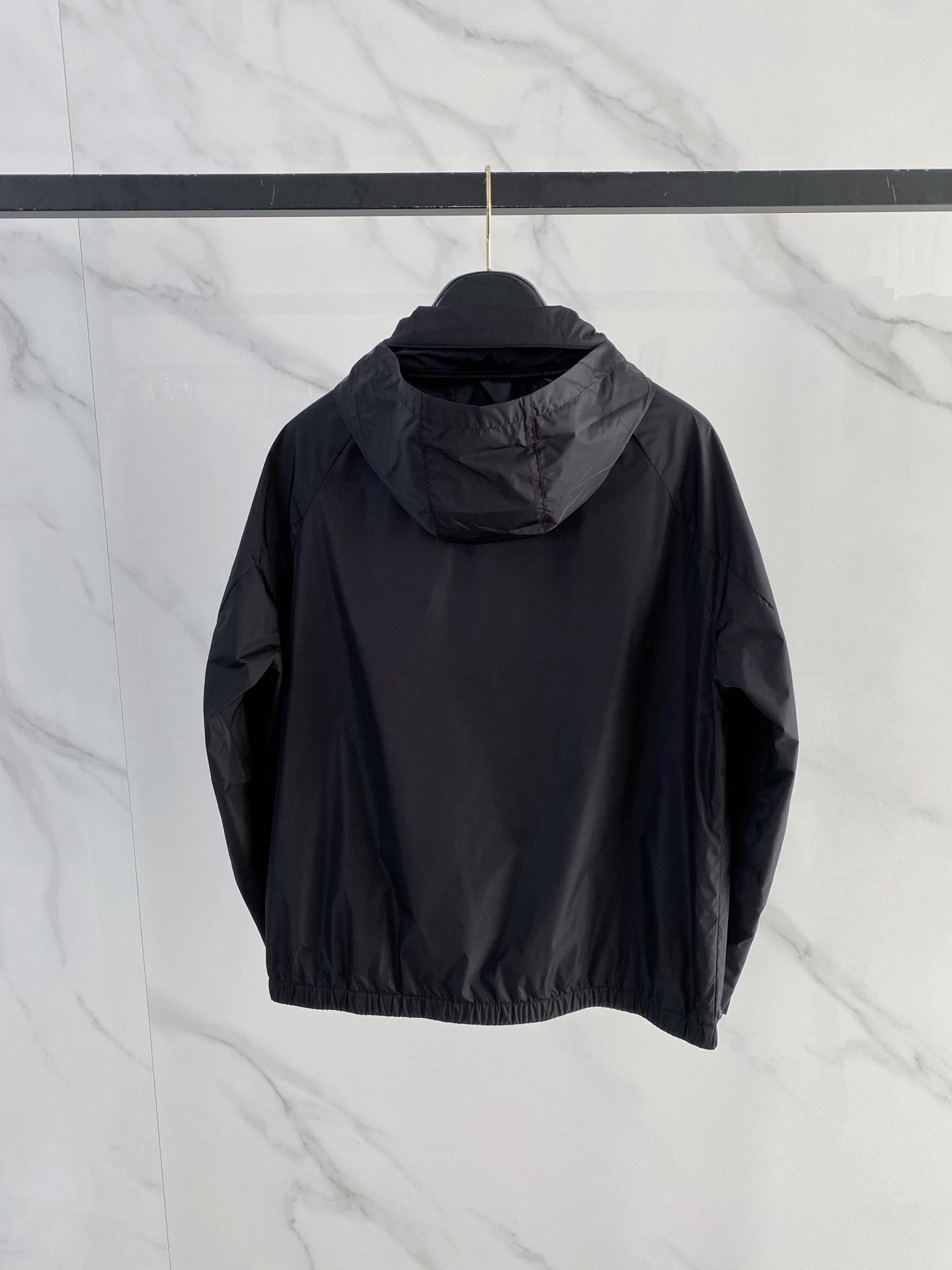 Prada 普拉达 2026ss春夏新款连帽休闲夹克外套，专柜同步新品发售，商务休闲两不误！三角标彰显品