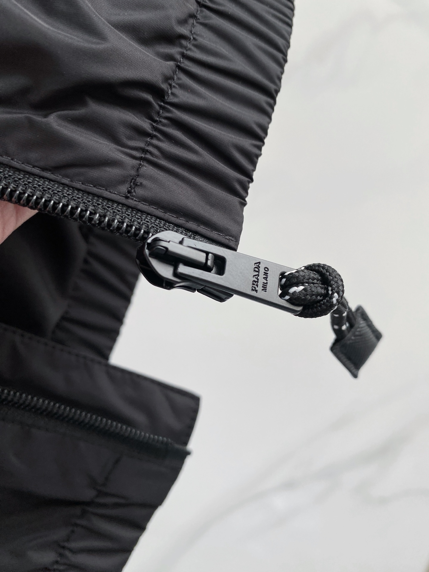 Prada 普拉达 2026ss春夏新款连帽休闲夹克外套，专柜同步新品发售，商务休闲两不误！三角标彰显品