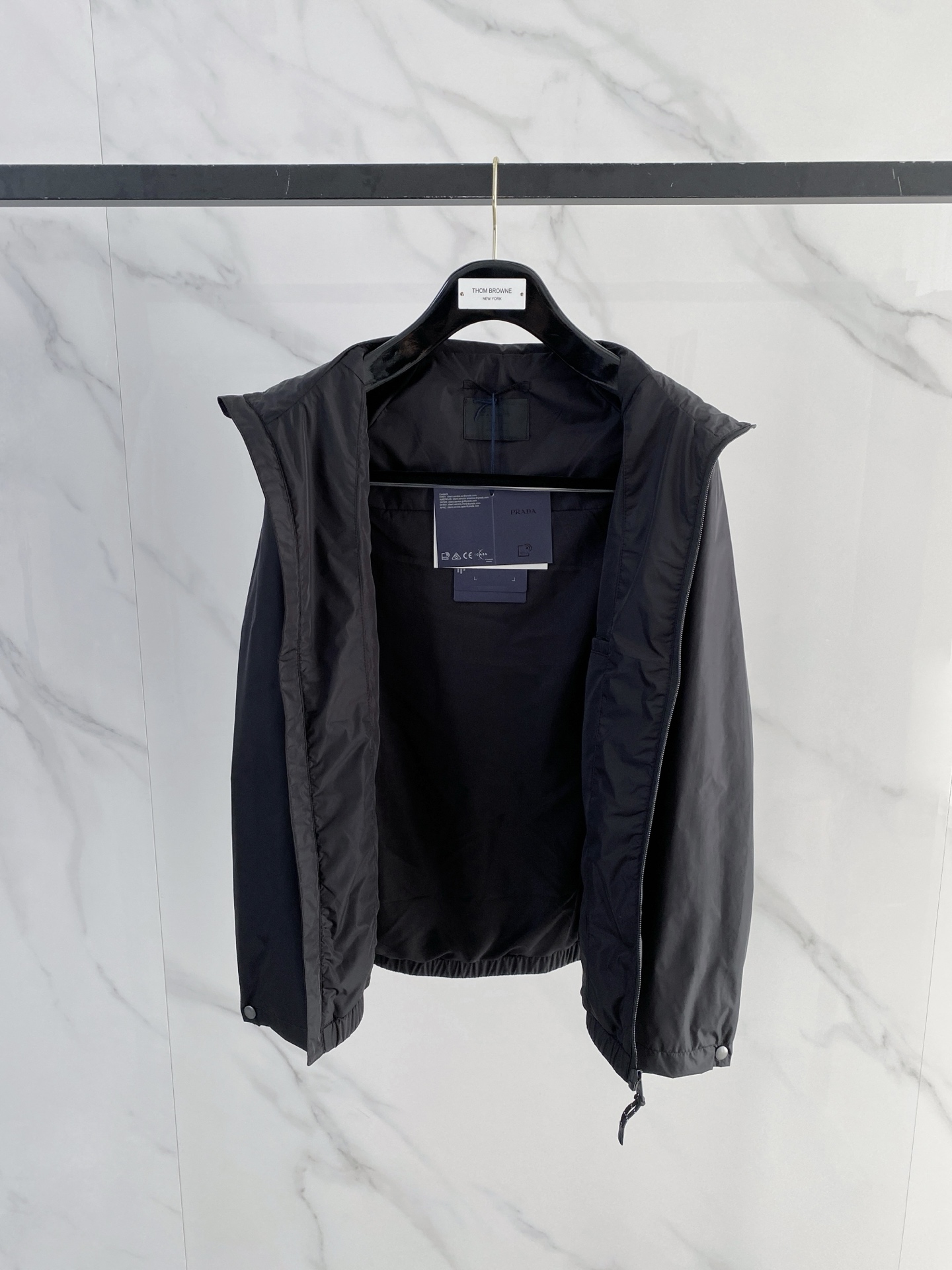 Prada 普拉达 2026ss春夏新款连帽休闲夹克外套，专柜同步新品发售，商务休闲两不误！三角标彰显品